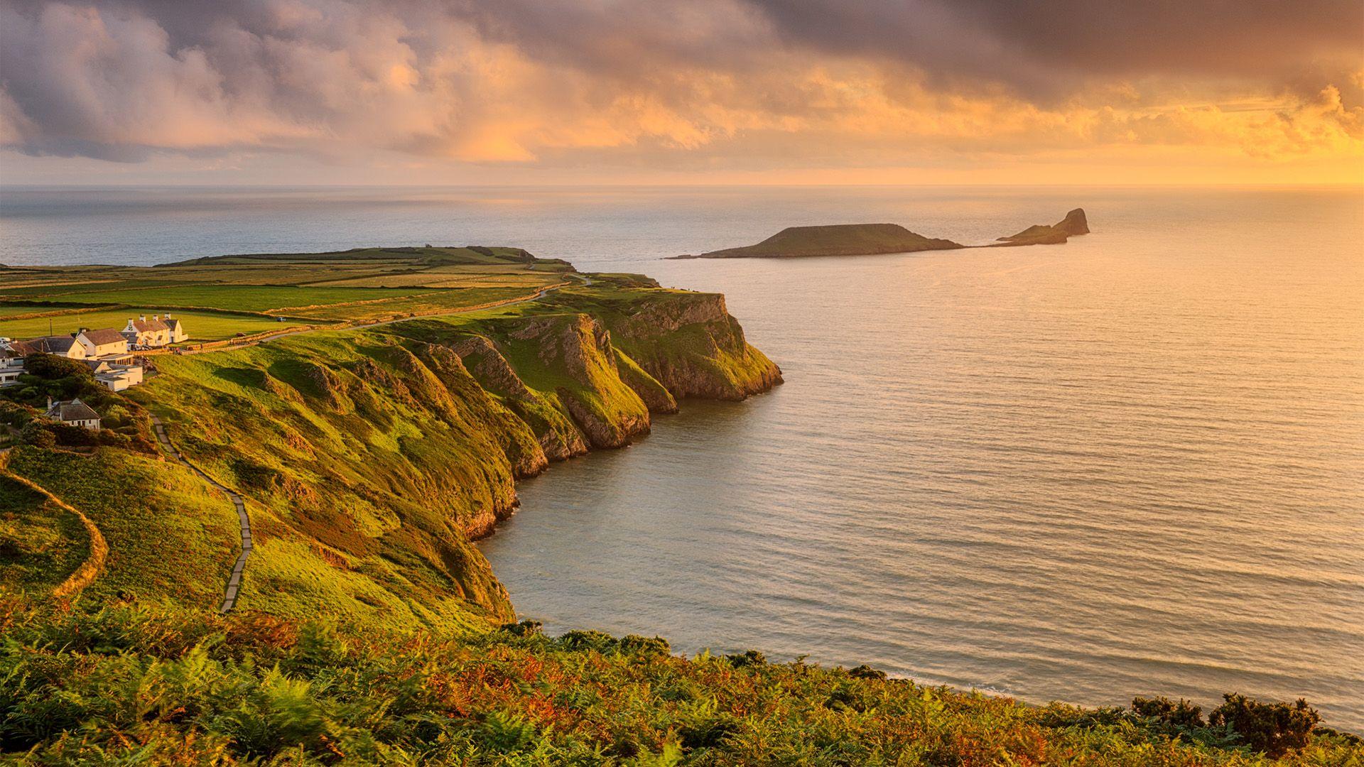 Pen Pyrod a Bae Rhosili. Daw'r enw Saesneg ar Pen Pyrod, 'Worm's Head', o air Llychlynaidd/Hen Saesneg 'Wurm'... sy'n golygu sarff neu ddraig