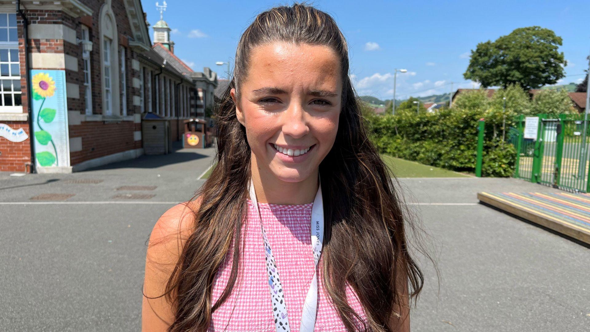 Llun o Ella Jones ar iard Ysgol Gymraeg Caerffili