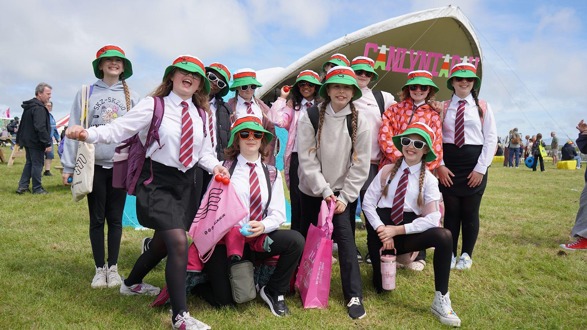 Criw o ffrindiau gyda hetiau haul yr Urdd