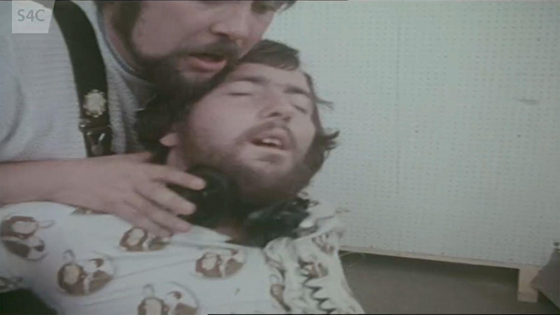 Mici Plwm yn ceisio achub Hywel Gwynfryn