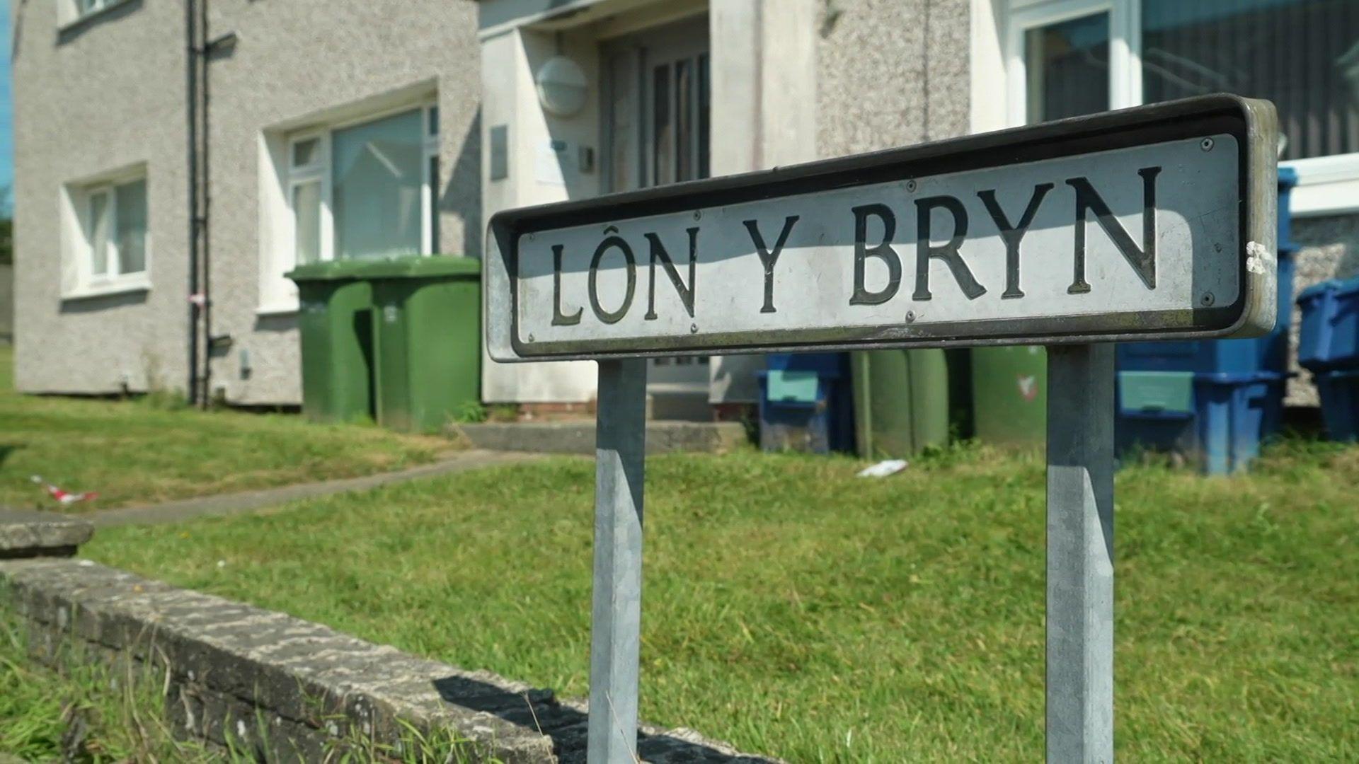 Arwydd Lôn y Bryn
