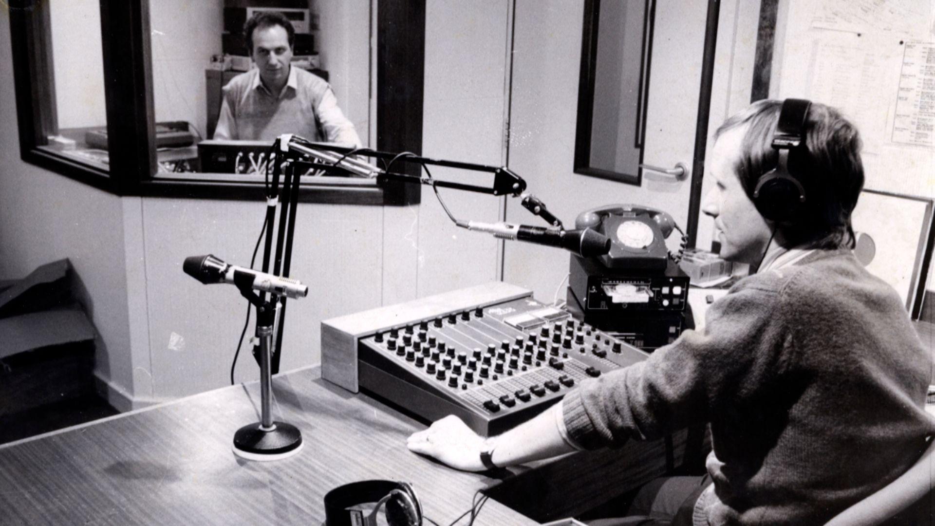 Llun du a gwyn o ddau yn yr hen stiwdio