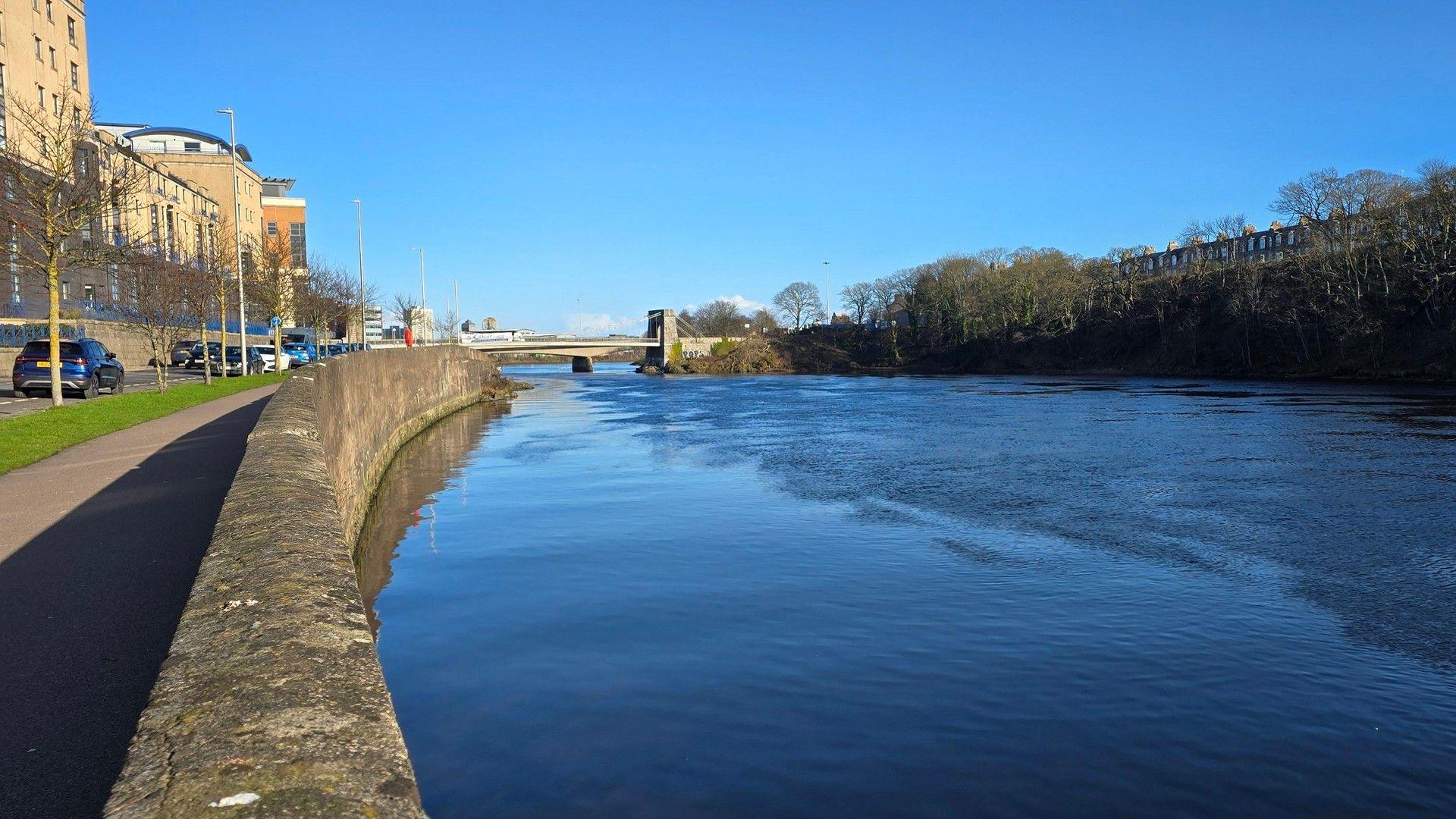 Unbroken sunshine over the water in Aberdeen City
