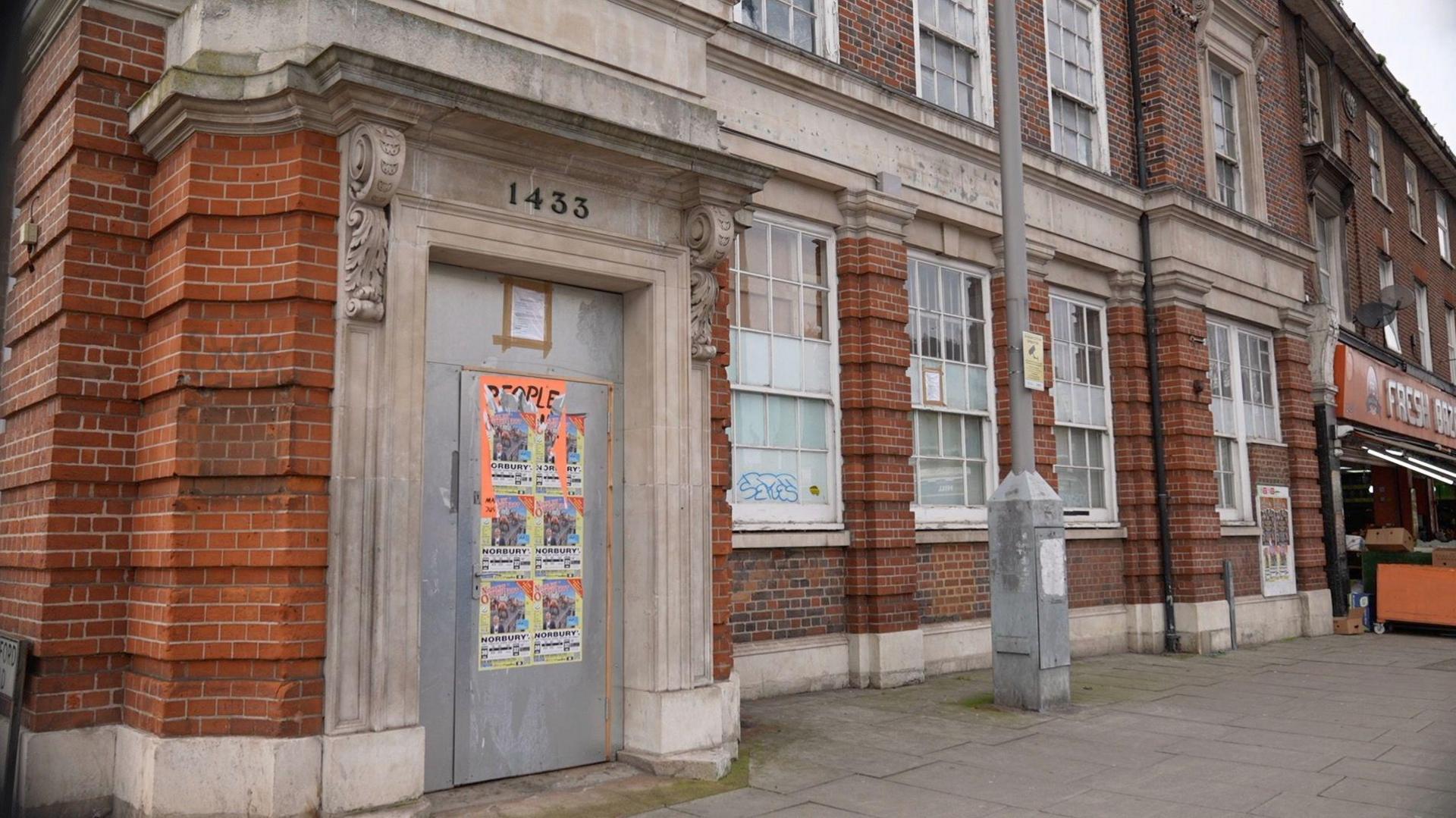 Image of boarded up Lloyd's bank in Norbury