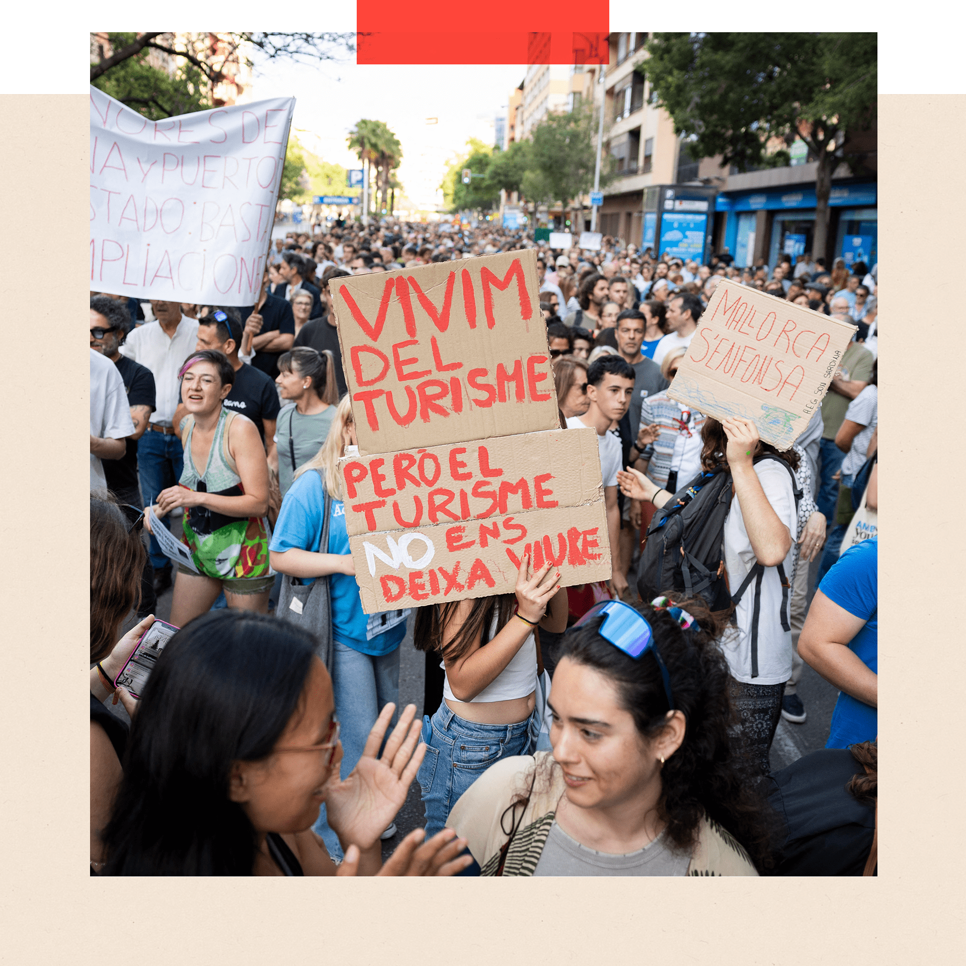 A placard that reads "Vivim del turisme pero el turisme no ens deixa vivre"