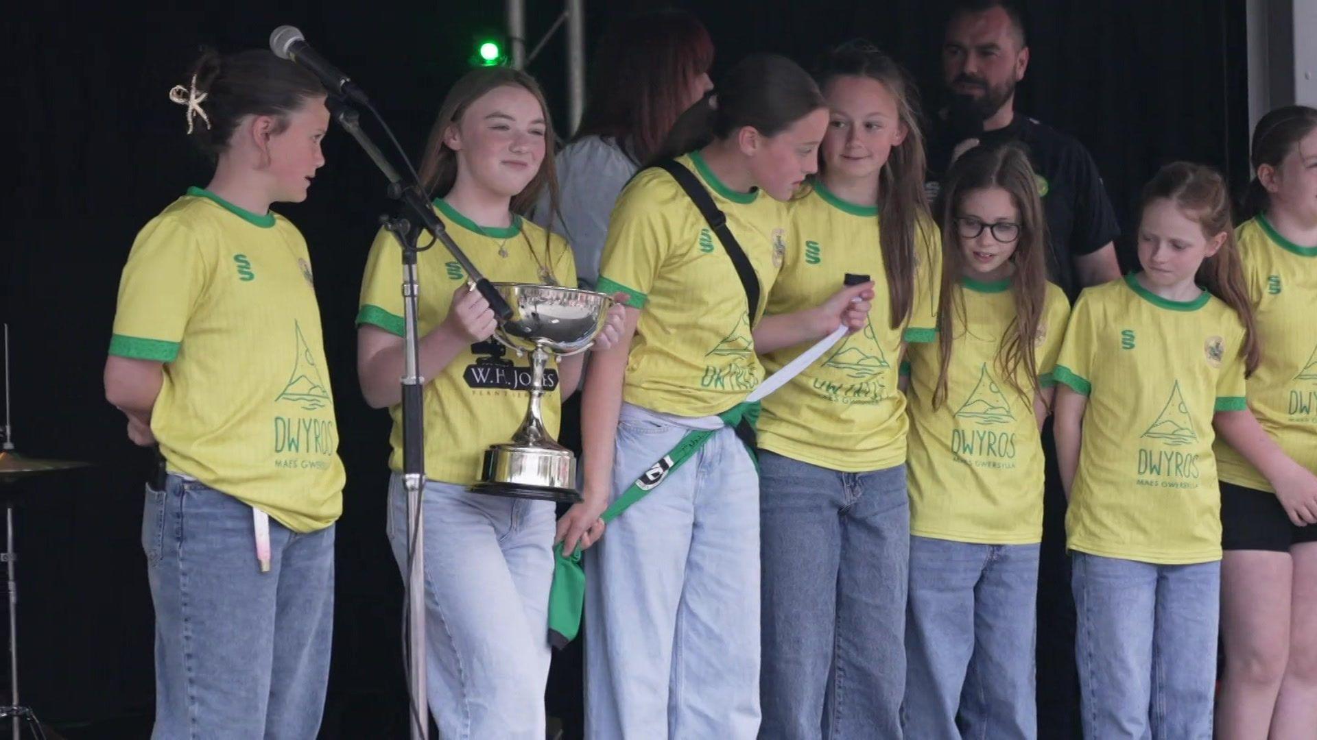 Rhai o aelodau'r tîm merched Dan-17 gyda'u tlws am ennill y bncampwriaeth