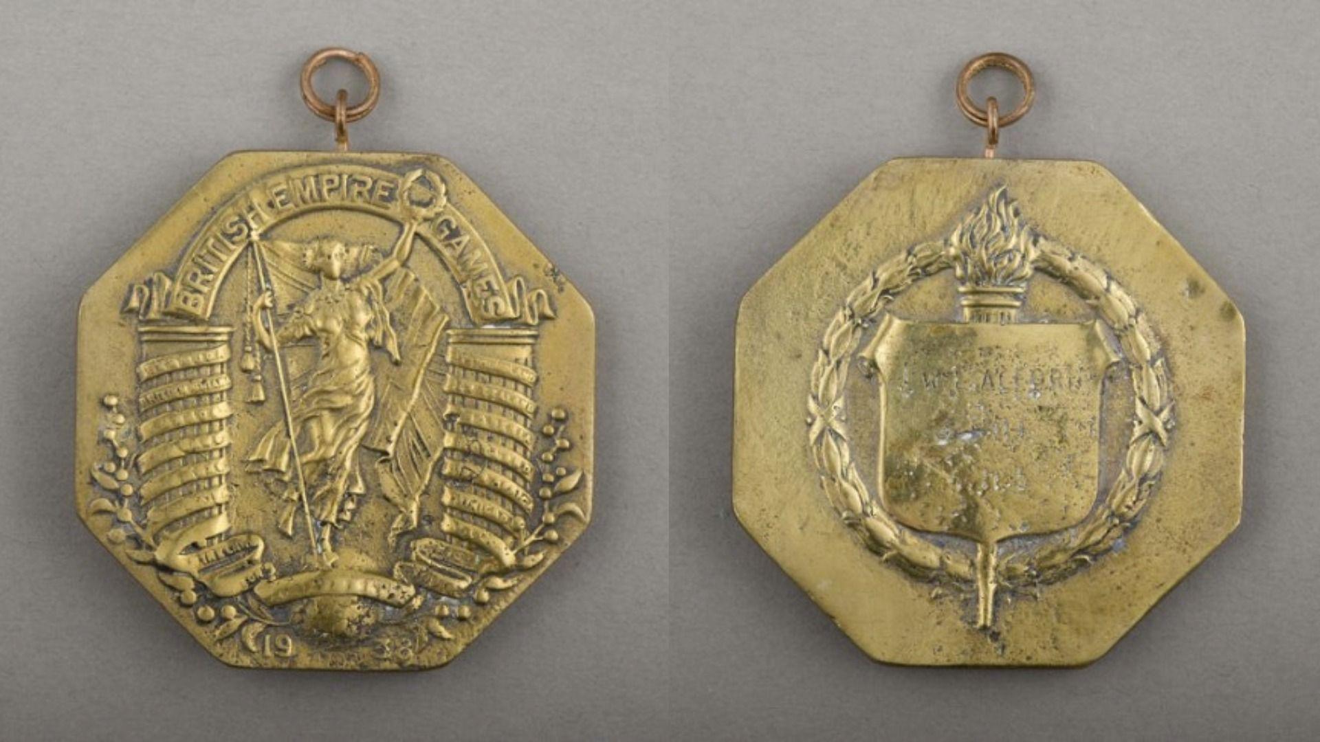 Medal aur - blaen a chefn