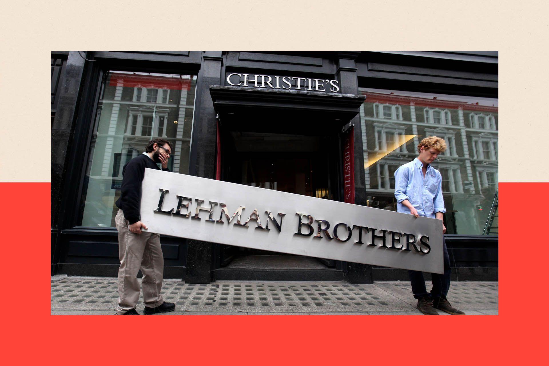 Dy persona mbajnë një tabelë për Lehman Brothers jashtë Christie's