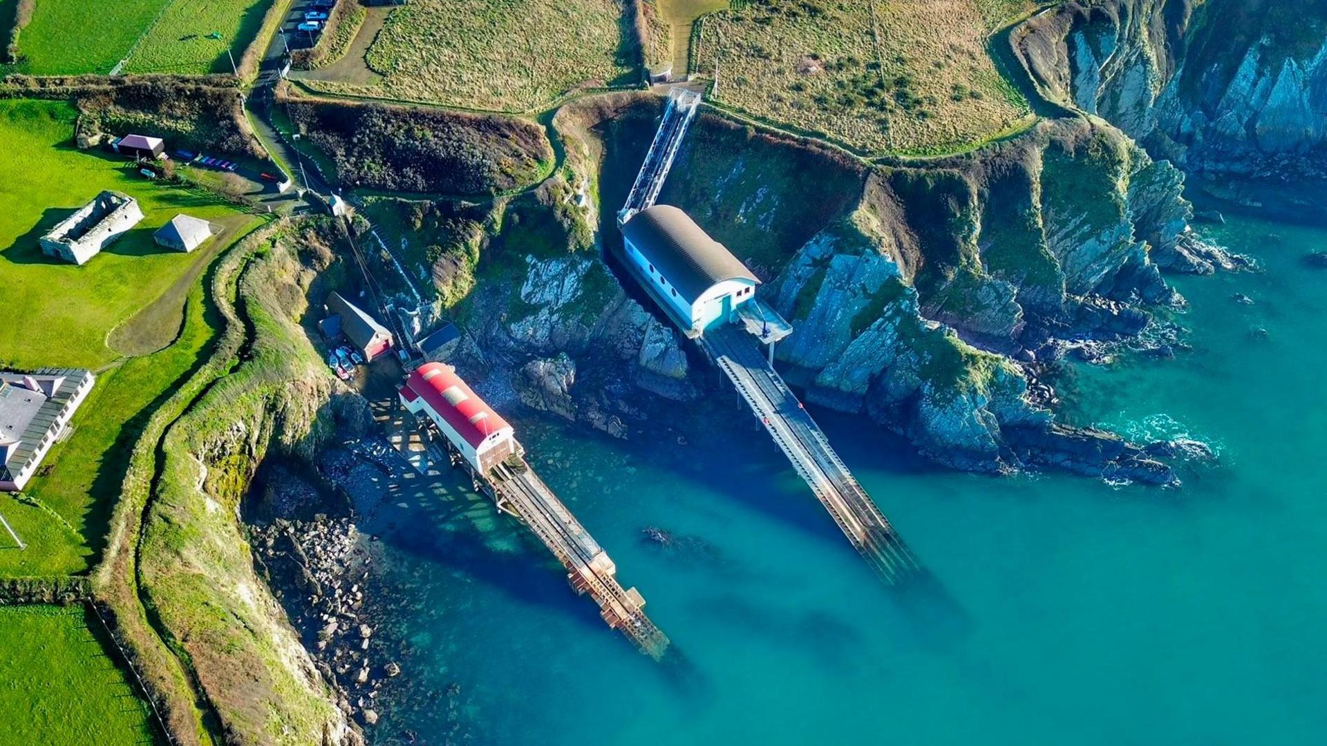 Hytiau cychod yr RNLI yn Nhyddewi