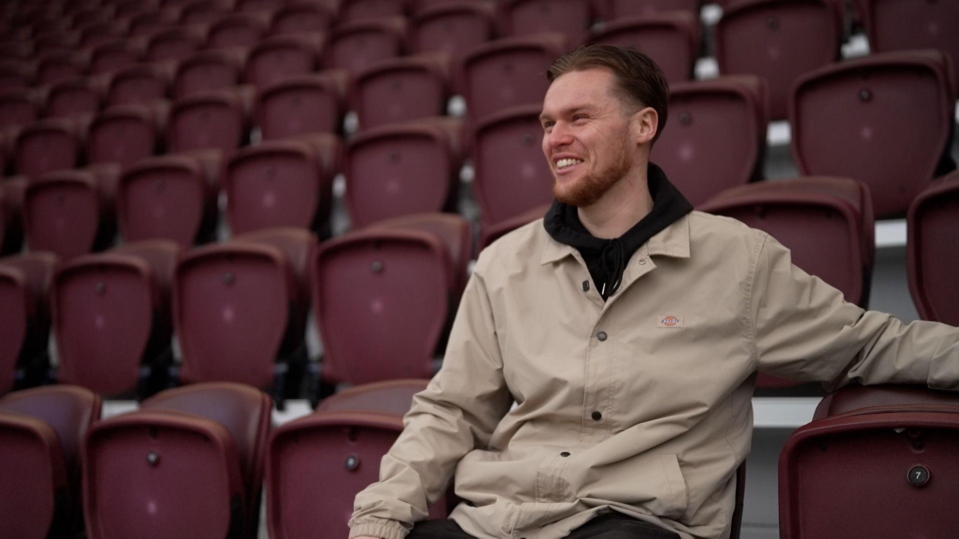 Calum Mackenzie, superfan de los Hearts, sonríe desde la grada de Tyncastle. Compuso la canción de Claudio Braga con la melodía de Radio Gaga de Queen.  