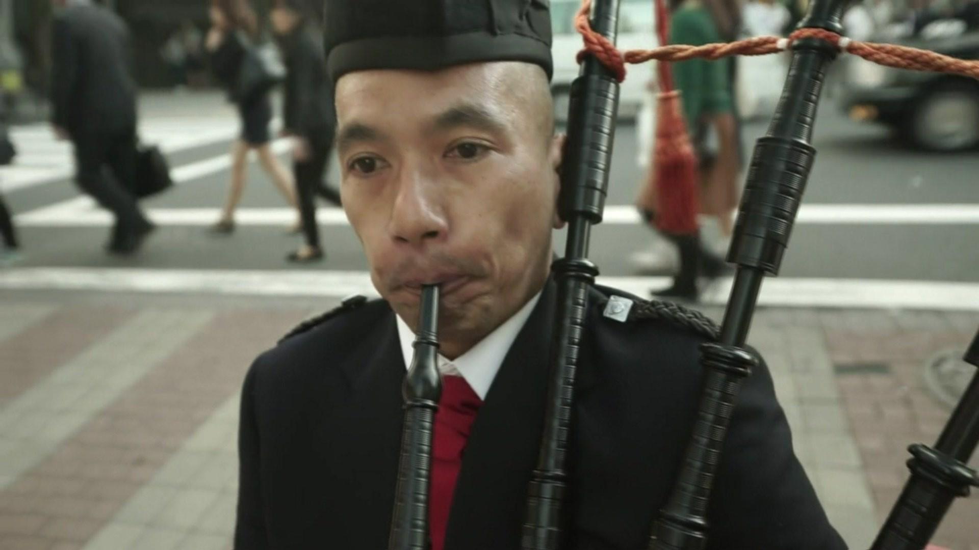 Shinji Hamada playing the bagpipes