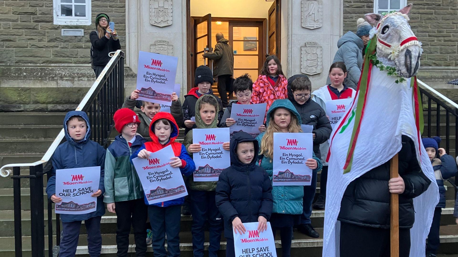 Plant Ysgol Meidrim yn canu ar Calan Hen