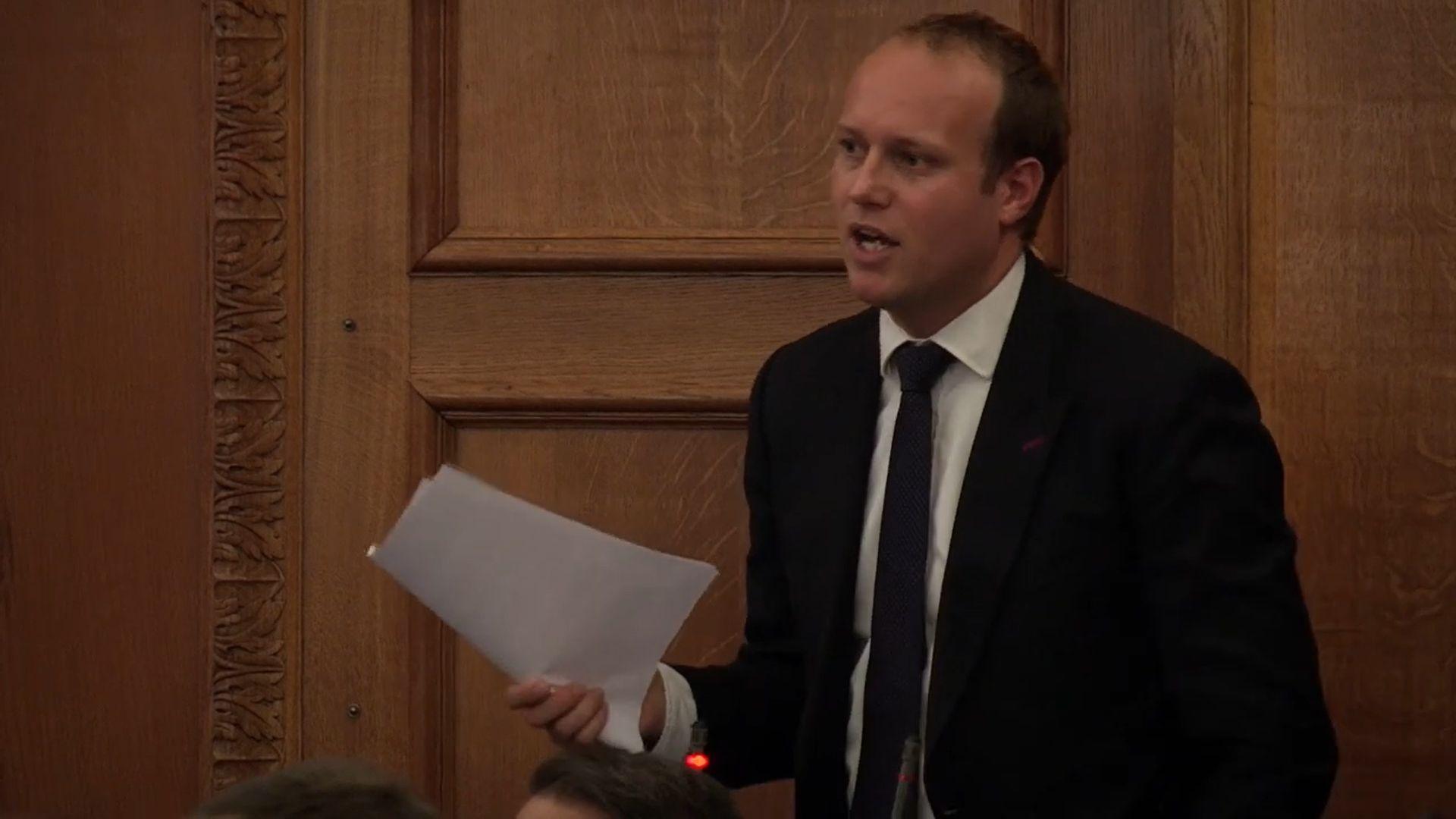 Dan Thomas yn siarad yn y cyngor yn 2016