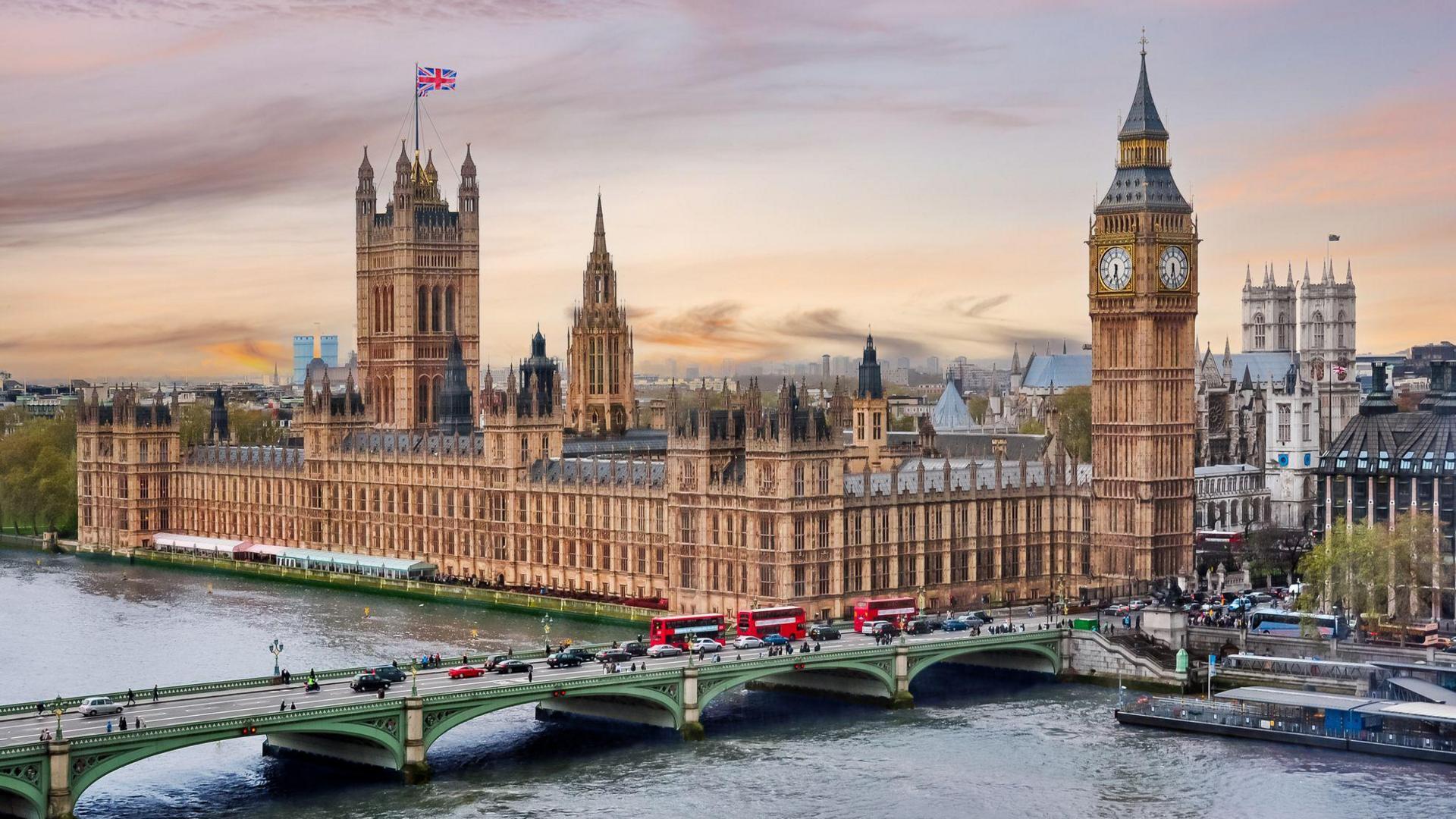 London cityscape with Houses of Parliament and Big Ben.