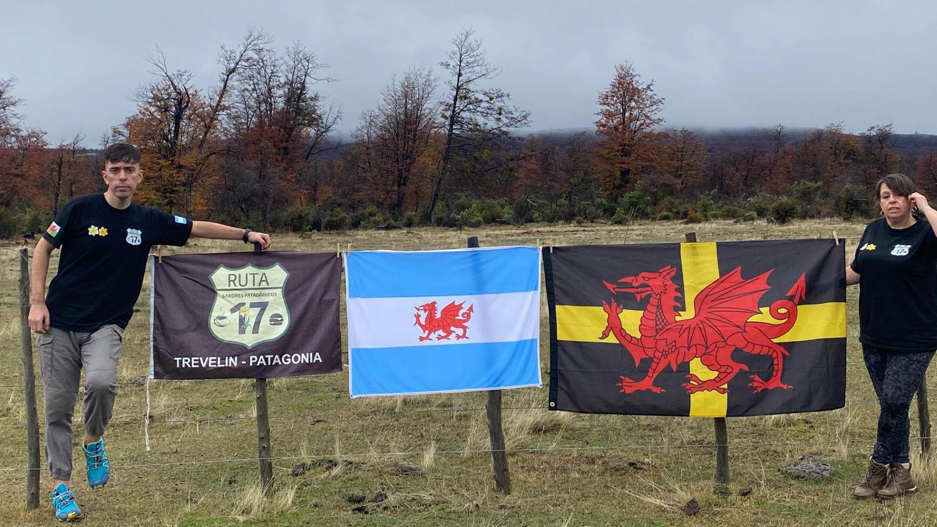 Mae David a Peca yn dweud eu bod nhw’n hynod falch o’u cysylltiadau â Chymru