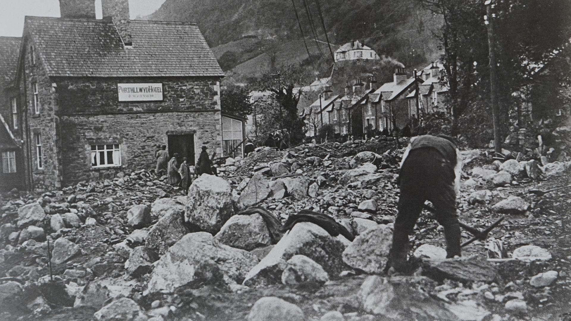 Clirio'r llanast yn Nolgarrog yn 1925