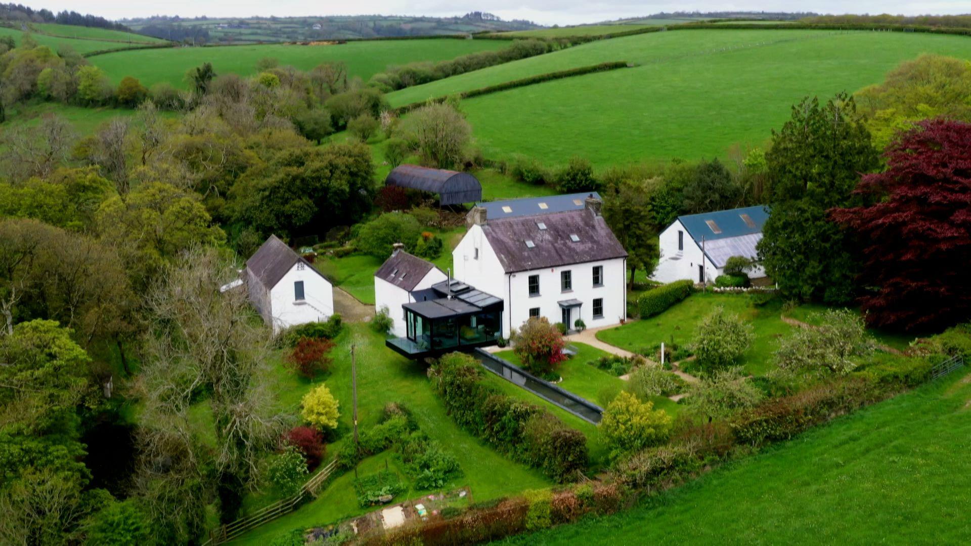 Llun drôn o Rhyd y Garreg Ddu yn Sir Gâr