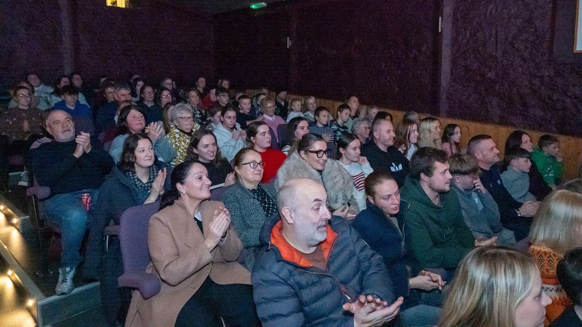 Cynulleidfa yn gymeradwyo