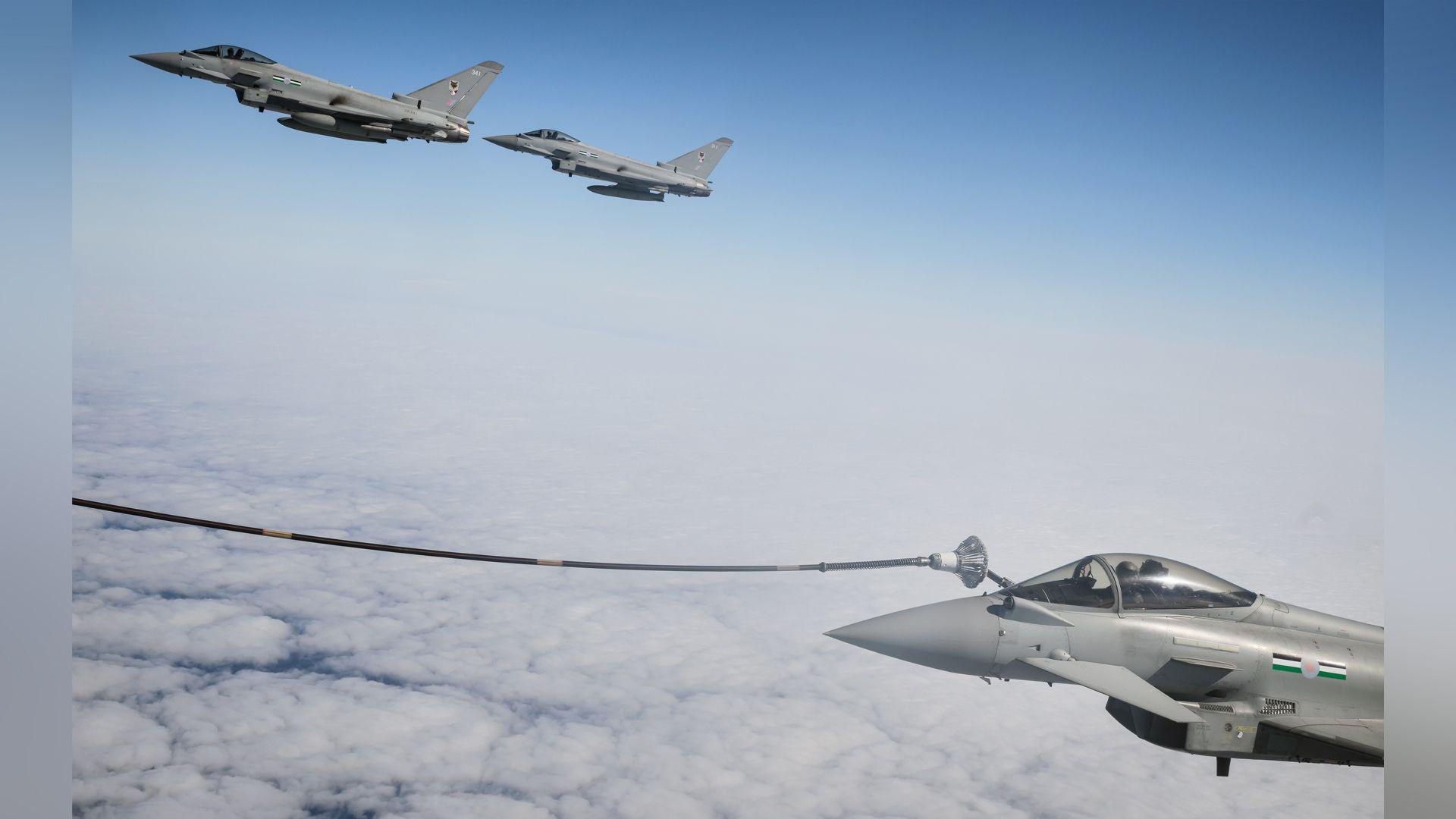 Jet Typhoon yr RAF yn cael ei tanwydd wrth hedfan uwchben Môr y Gogledd