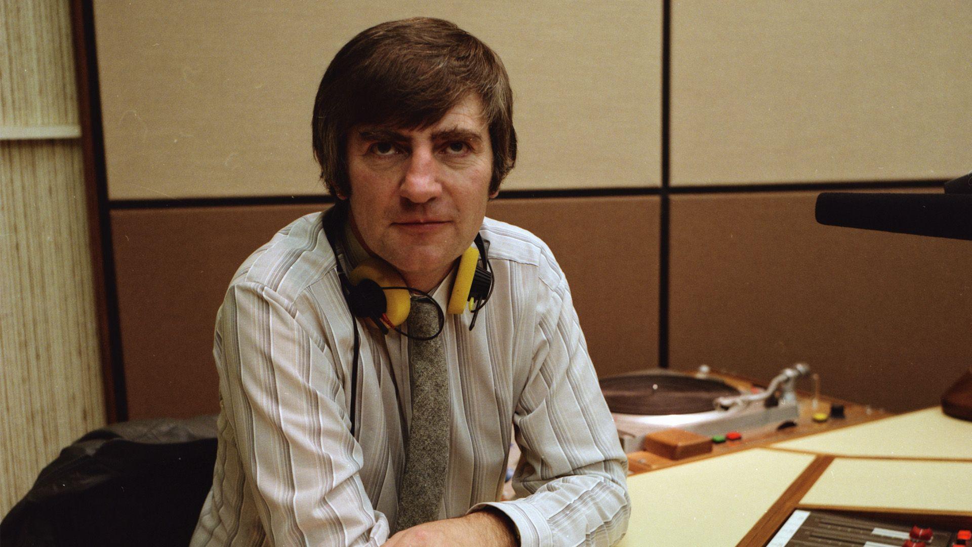 Sulwyn Thomas mewn stiwdio radio