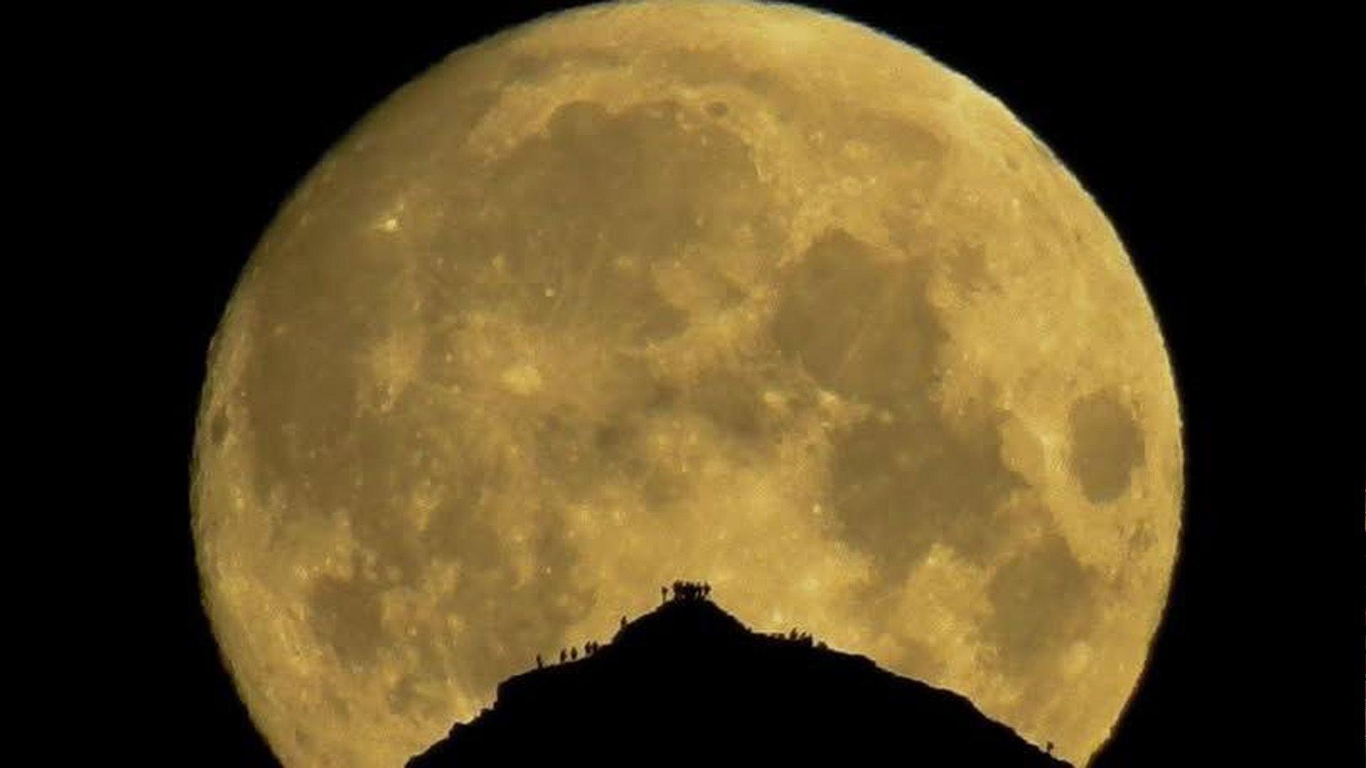 Copa'r Wyddfa gyda lleuad llawn tu ol iddo