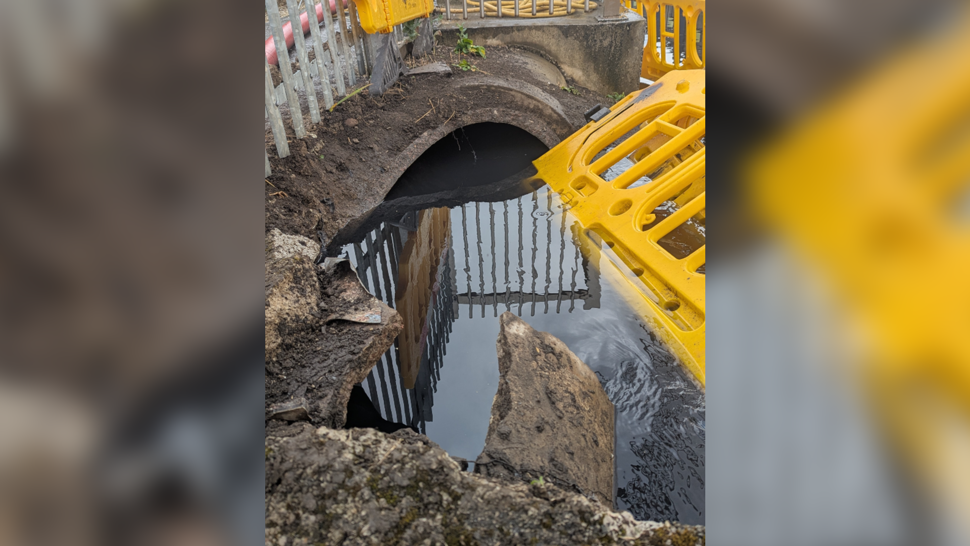 A close up of the burst pipe. The shell has been broken clean-off and water is gushing out.