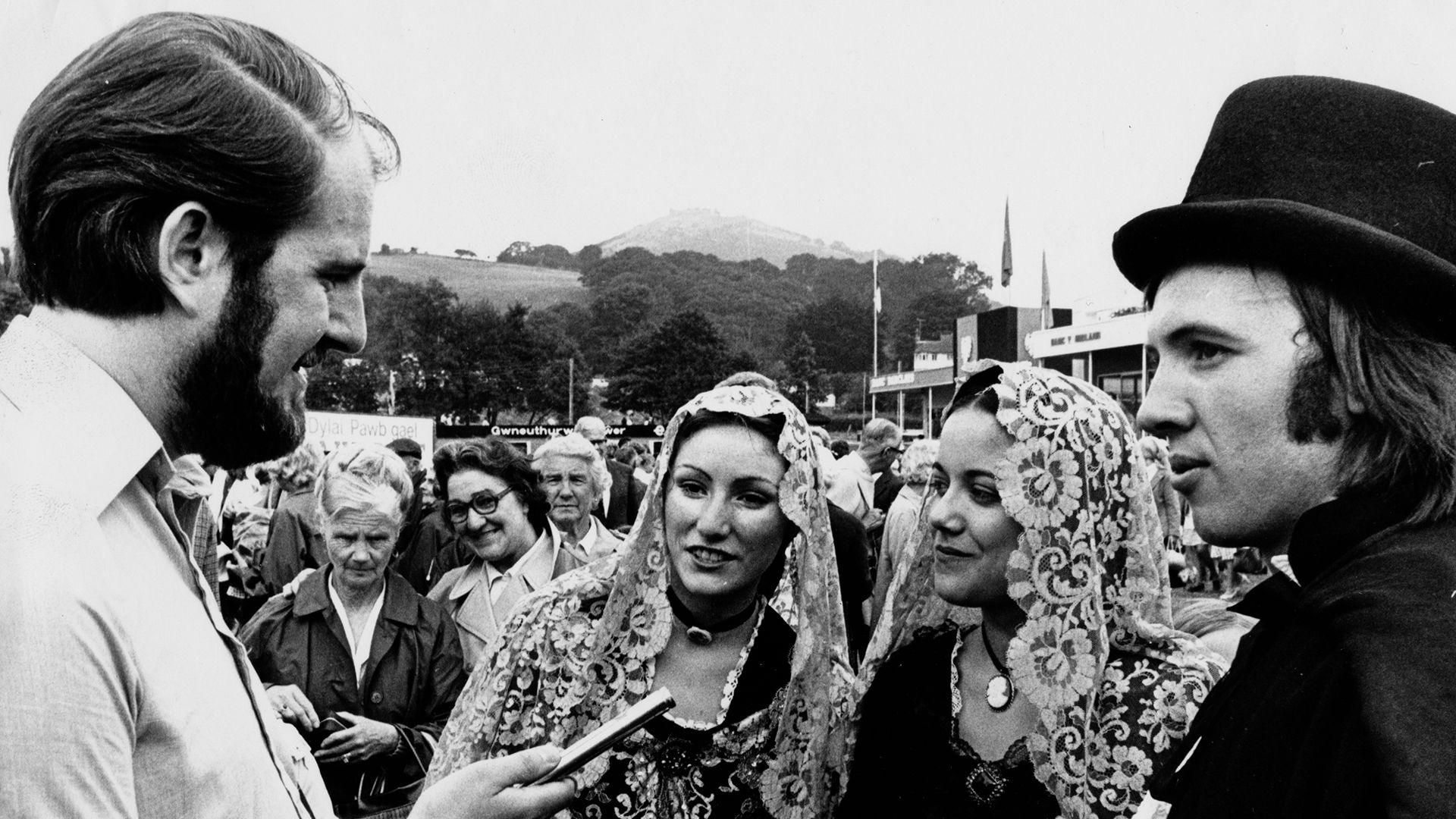 Y cyflwynydd Alan Stewart yn cyfweld drŵp o ddawnswyr o Sbaen yn 1975