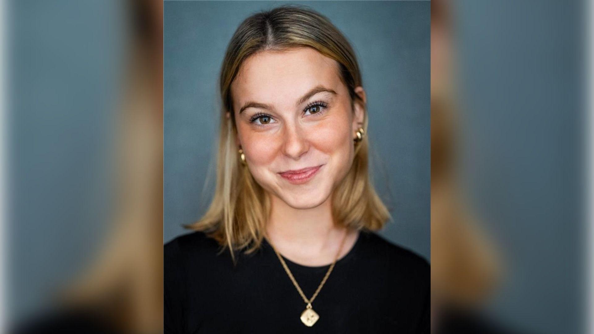 Nansi Adams yn gwenu ar y camera