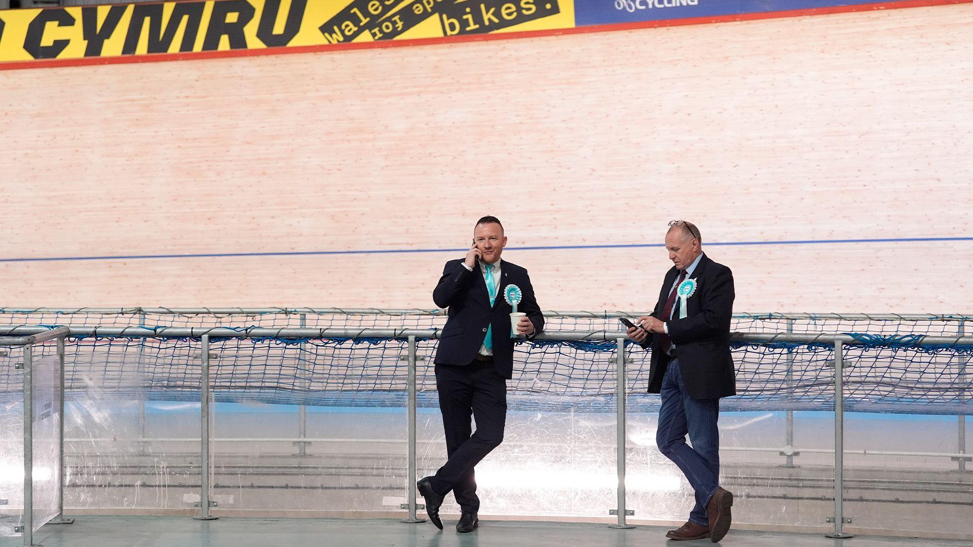 Cefnogwyr Reform yn disgwyl am ganlyniad yn y Velodrome, Casnewydd