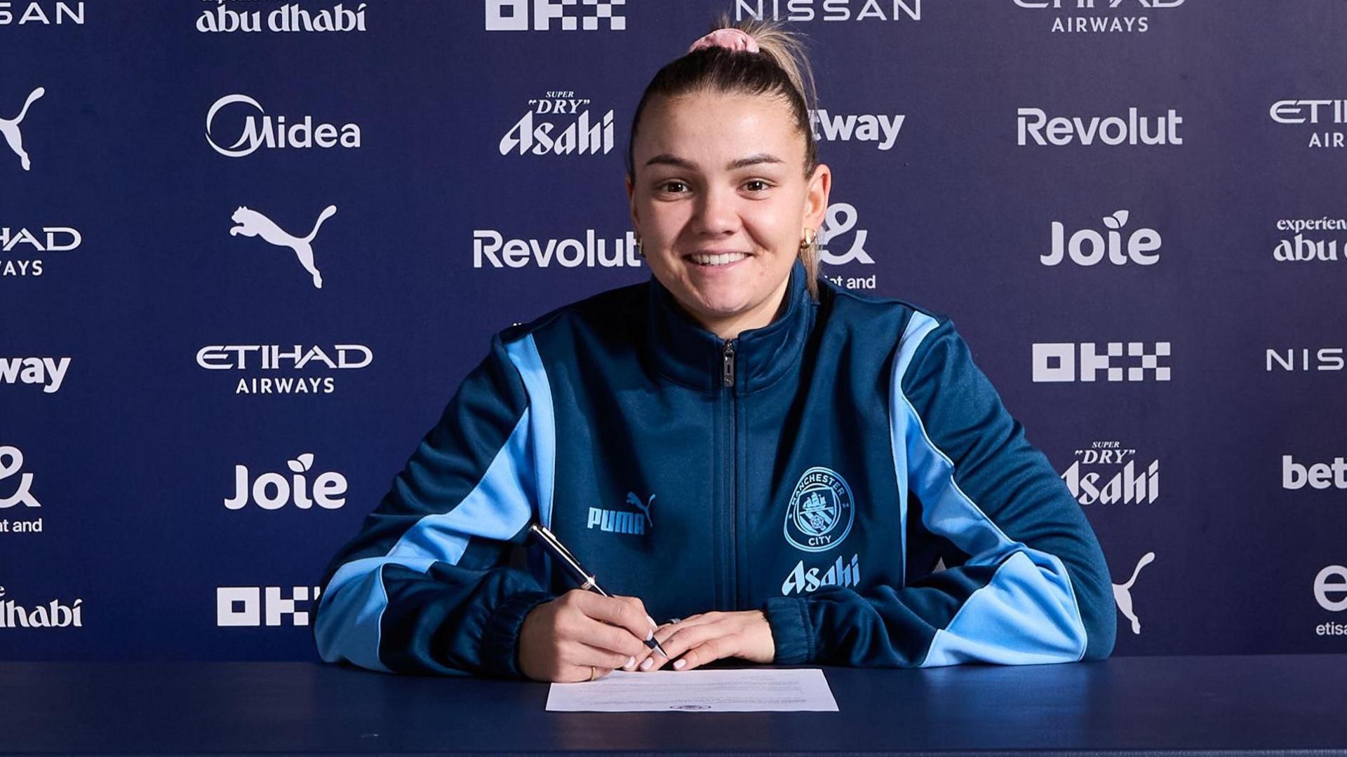 Laura Wienroither signing her Manchester City contract