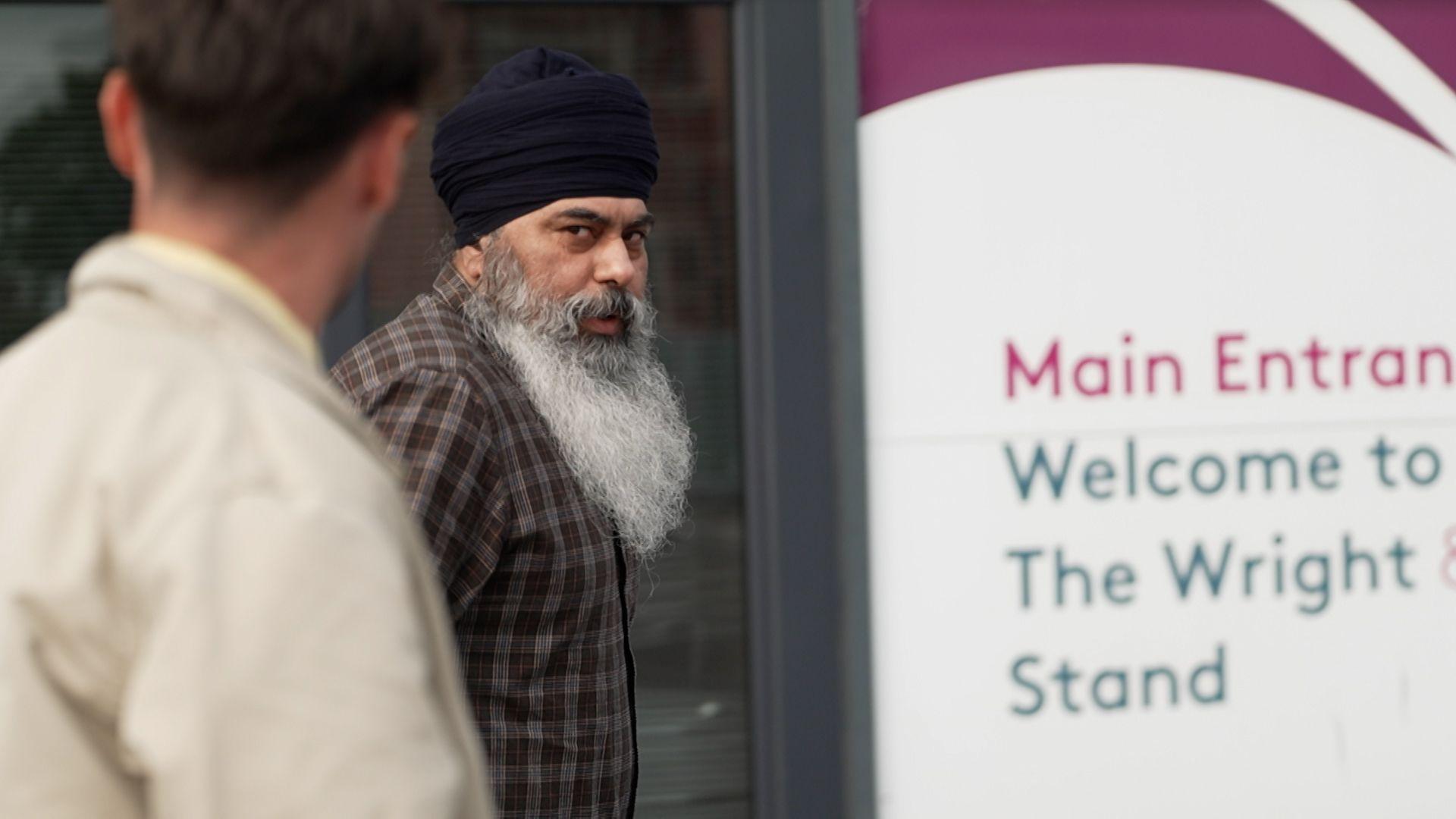 Kuljeet Singh Momi z majiteľov Panjabu prichádza mimo mobilného štadióna Mazuma