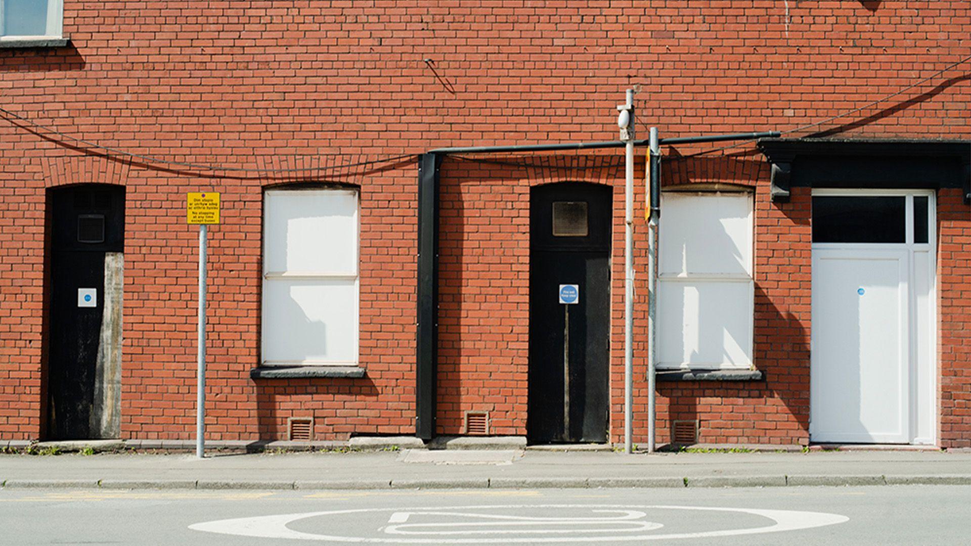 Mae llinellau glân ac adeiladau o friciau coch yn nodweddiadol o strydoedd Port Talbot