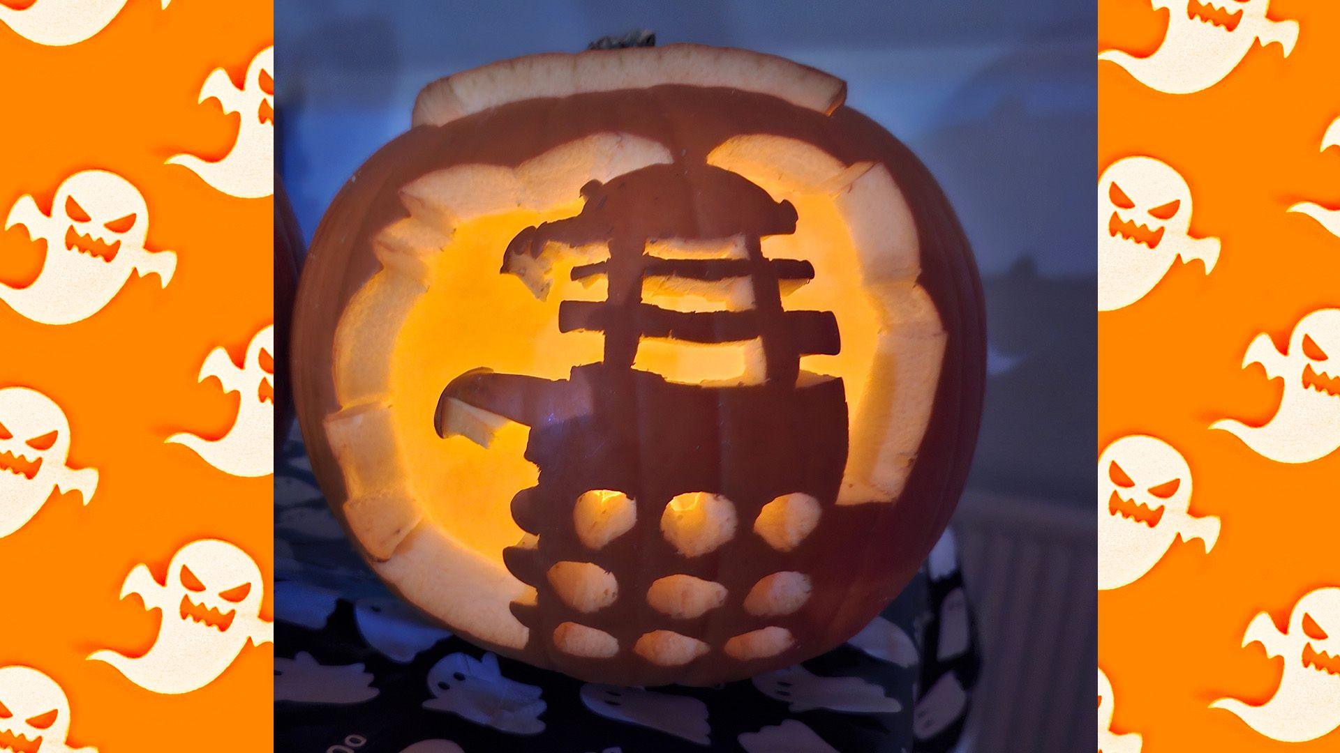 A Dalek is carved into a pumpkin