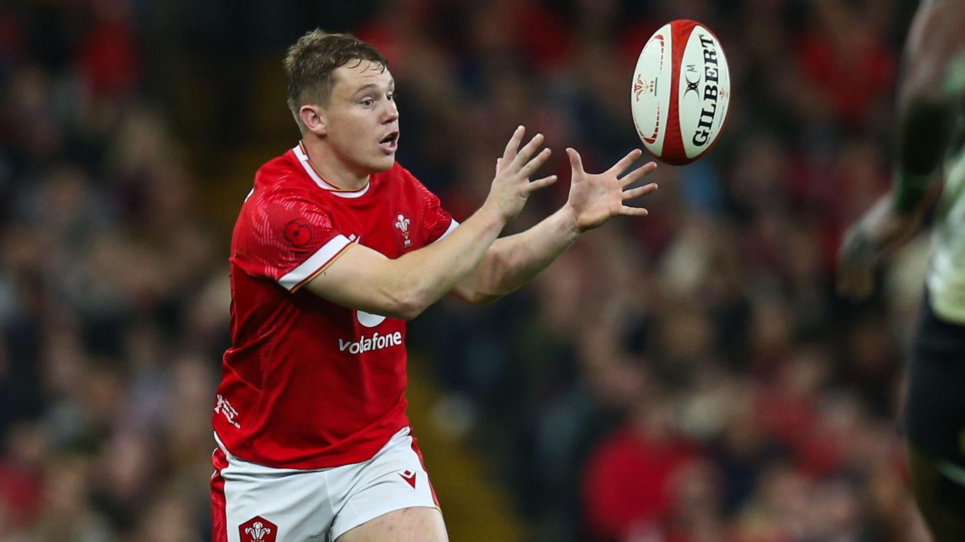 Sam Costelow catches a pass against Fiji