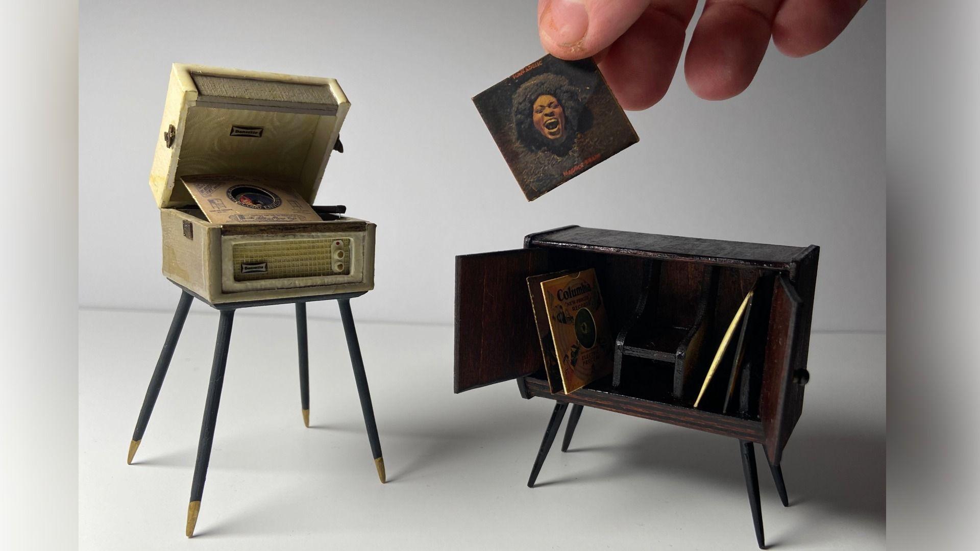 Recordiau vinyl a chwaraewr recordiau bach