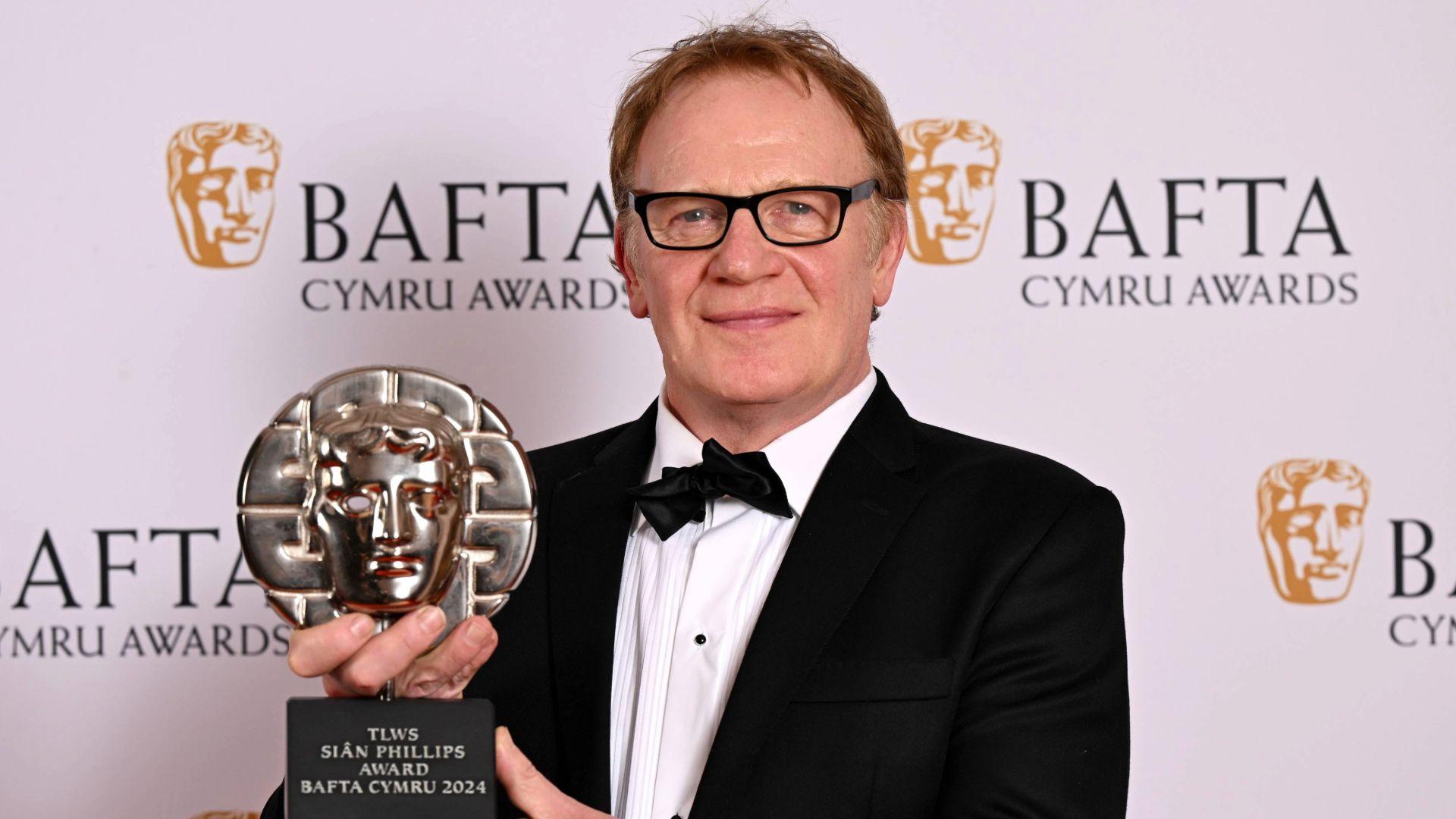 Mark Lewis Jones yn ennill Bafta Cymru yn 2024