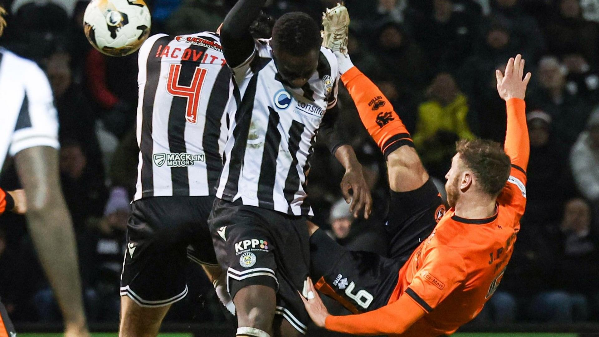 Louis Moult scores for Dundee United