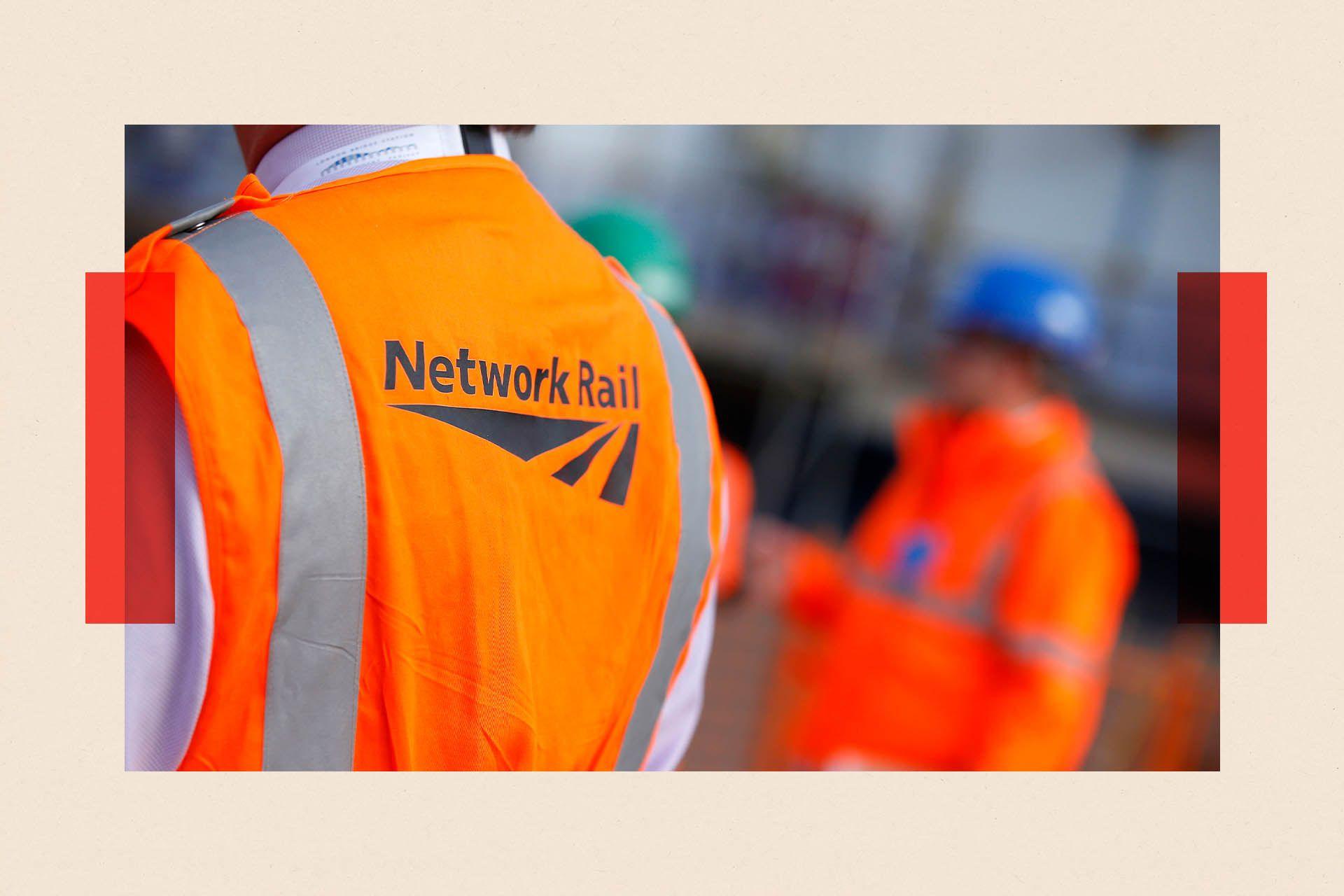 Një burrë vesh një jelek Network Rail