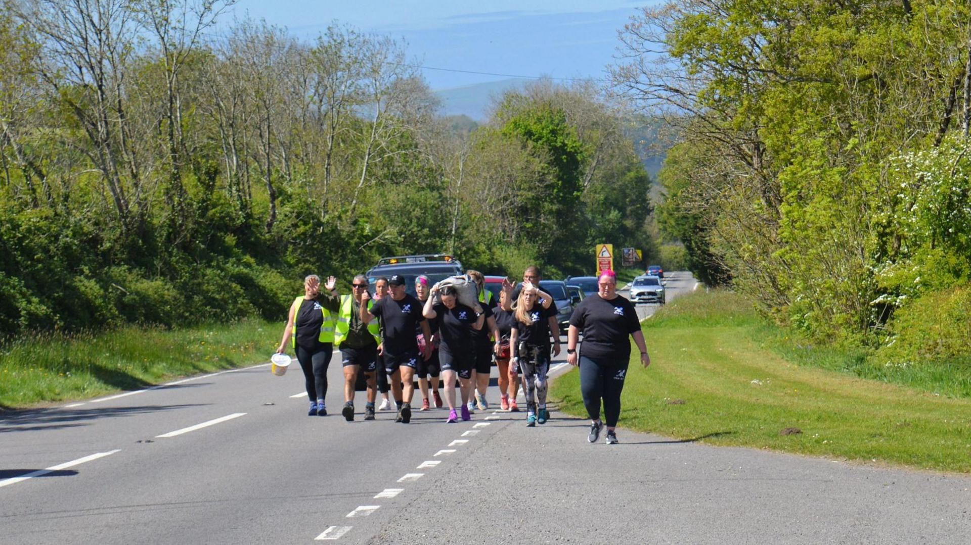 Roedd angen i Cindy Rogers a Sarah Wootton gymryd eu tro wrth gario'r glo i fyny am Felindre Farchog