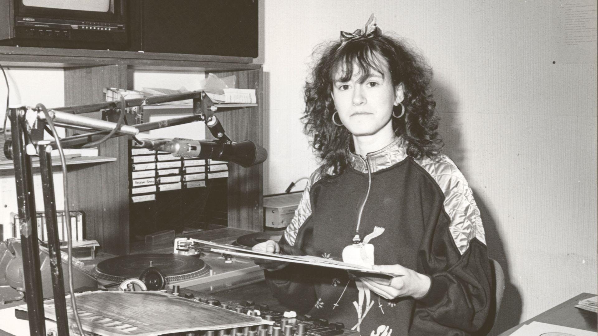 Cyflwynydd yn yr hen stiwdio