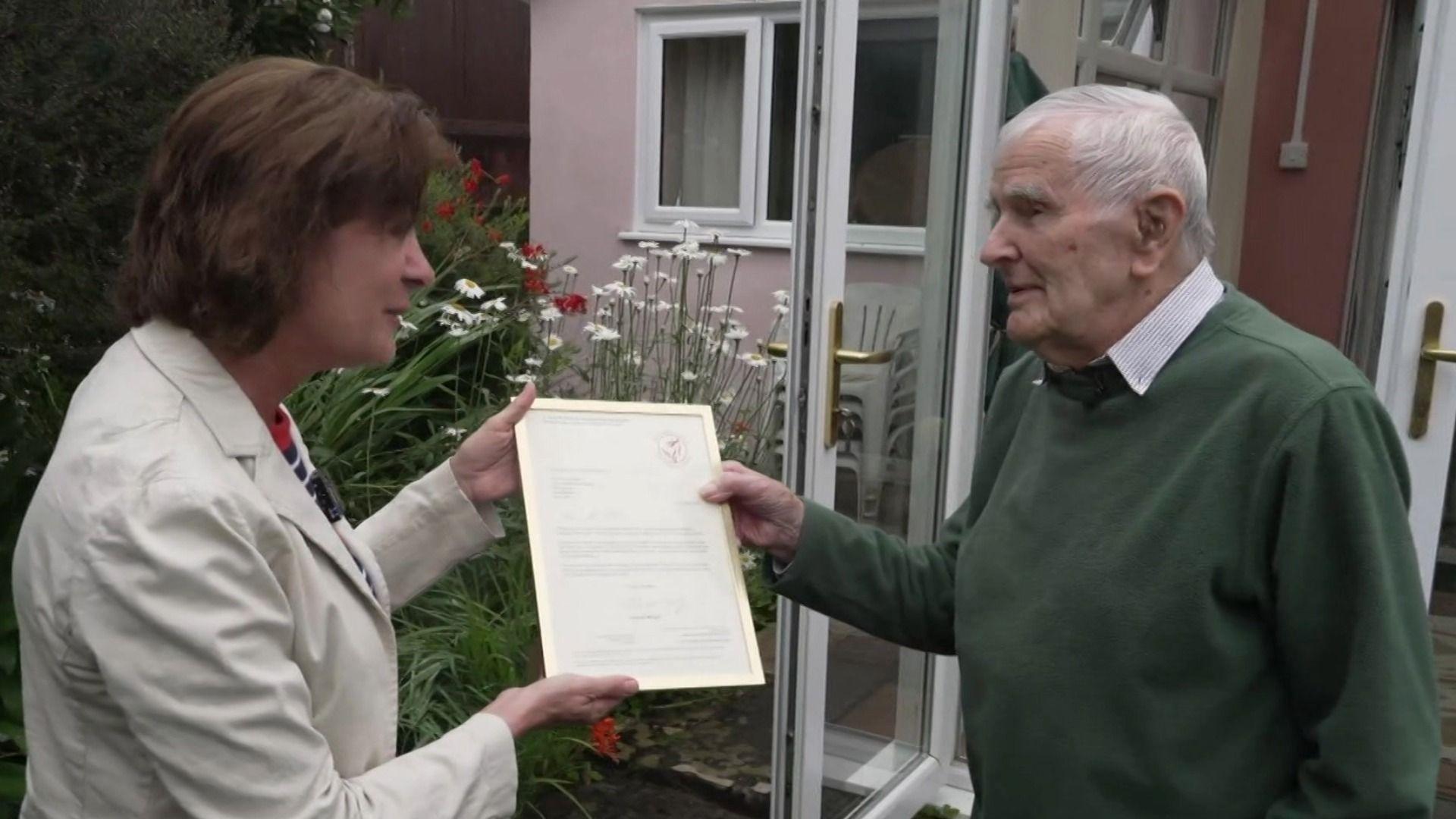 Eluned Morgan yn cyflwyno'r llythyr i Duncan Hilling