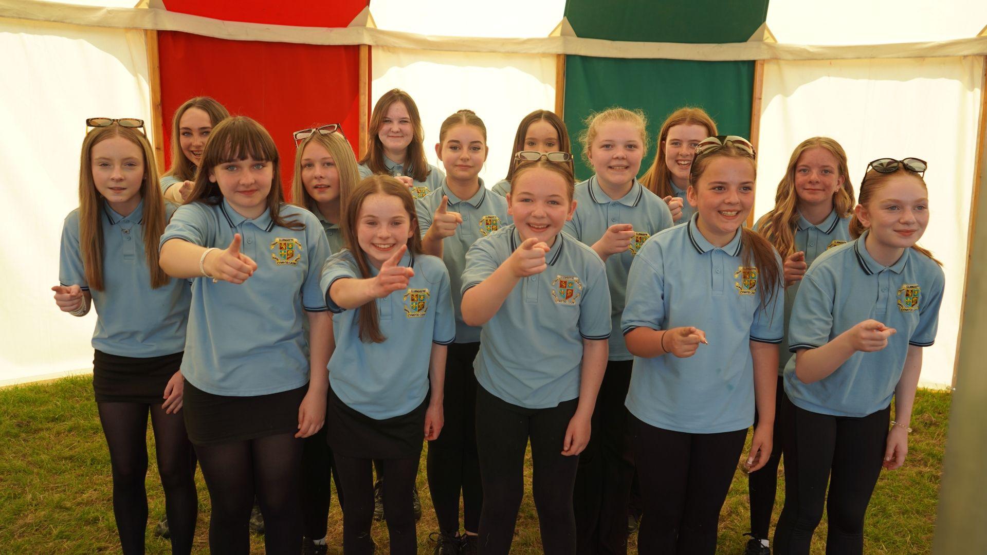 Parti llefaru Ysgol Gyfun Llangefni yn ymarfer