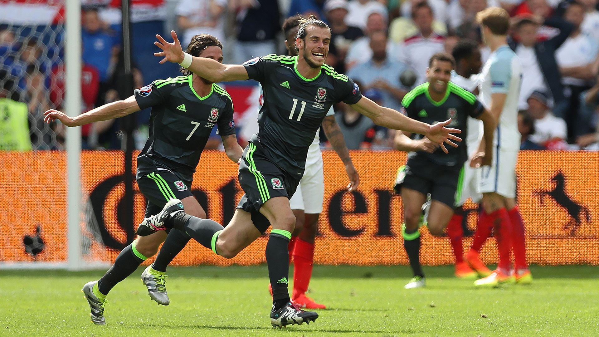 Gareth Bale yn dathlu