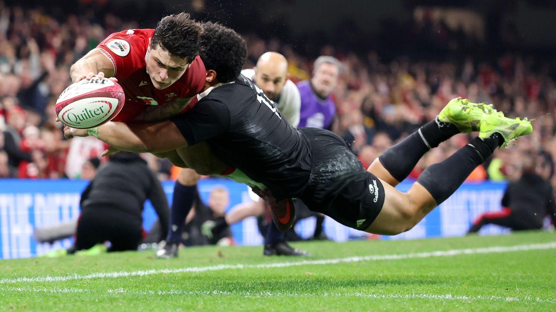 Louis Rees-Zammit yn sgorio