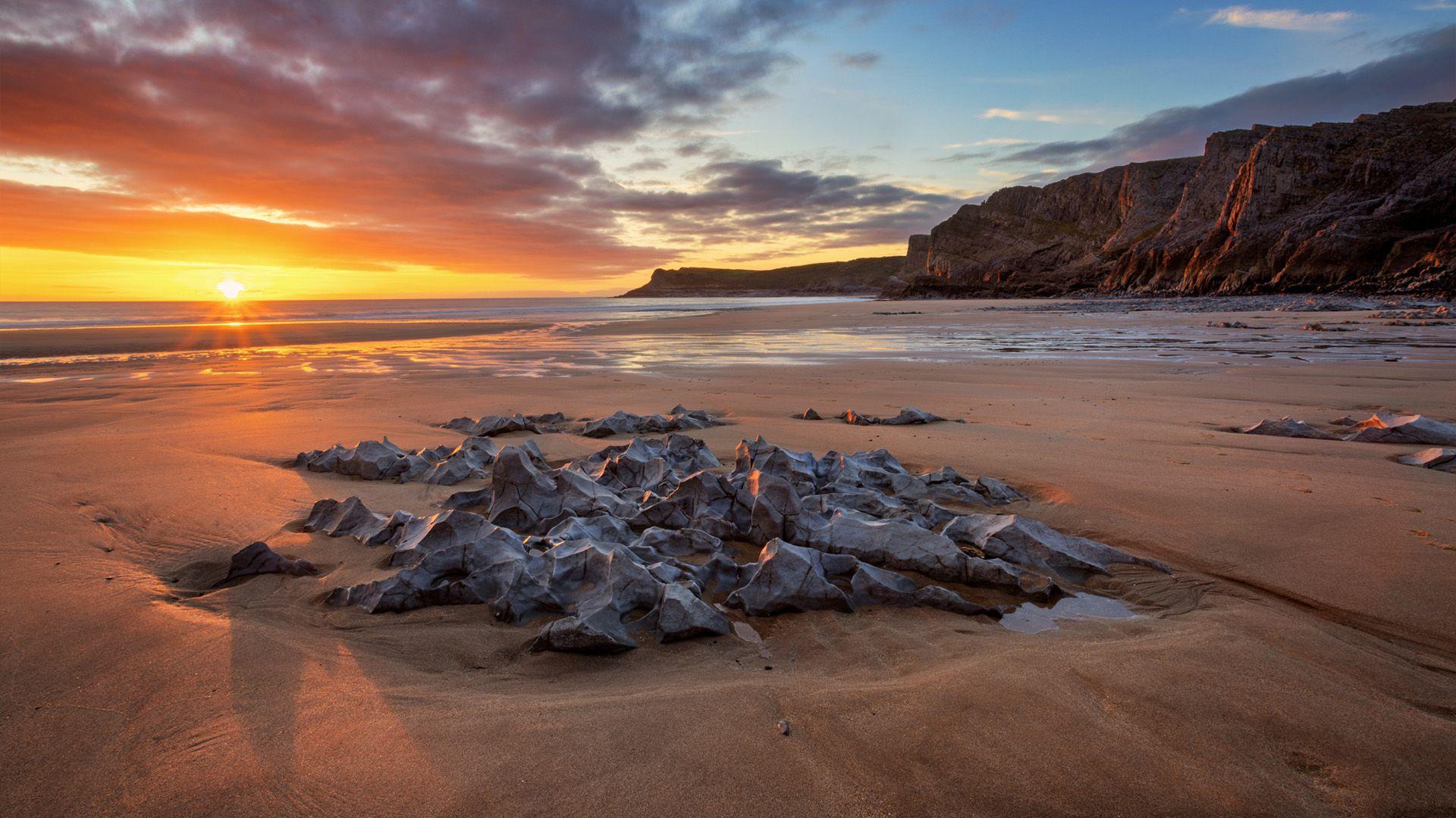 Machlud haul ym Mae Mewslade. Mae Mewslade yn hynod boblogaidd ar gyfer syrffio