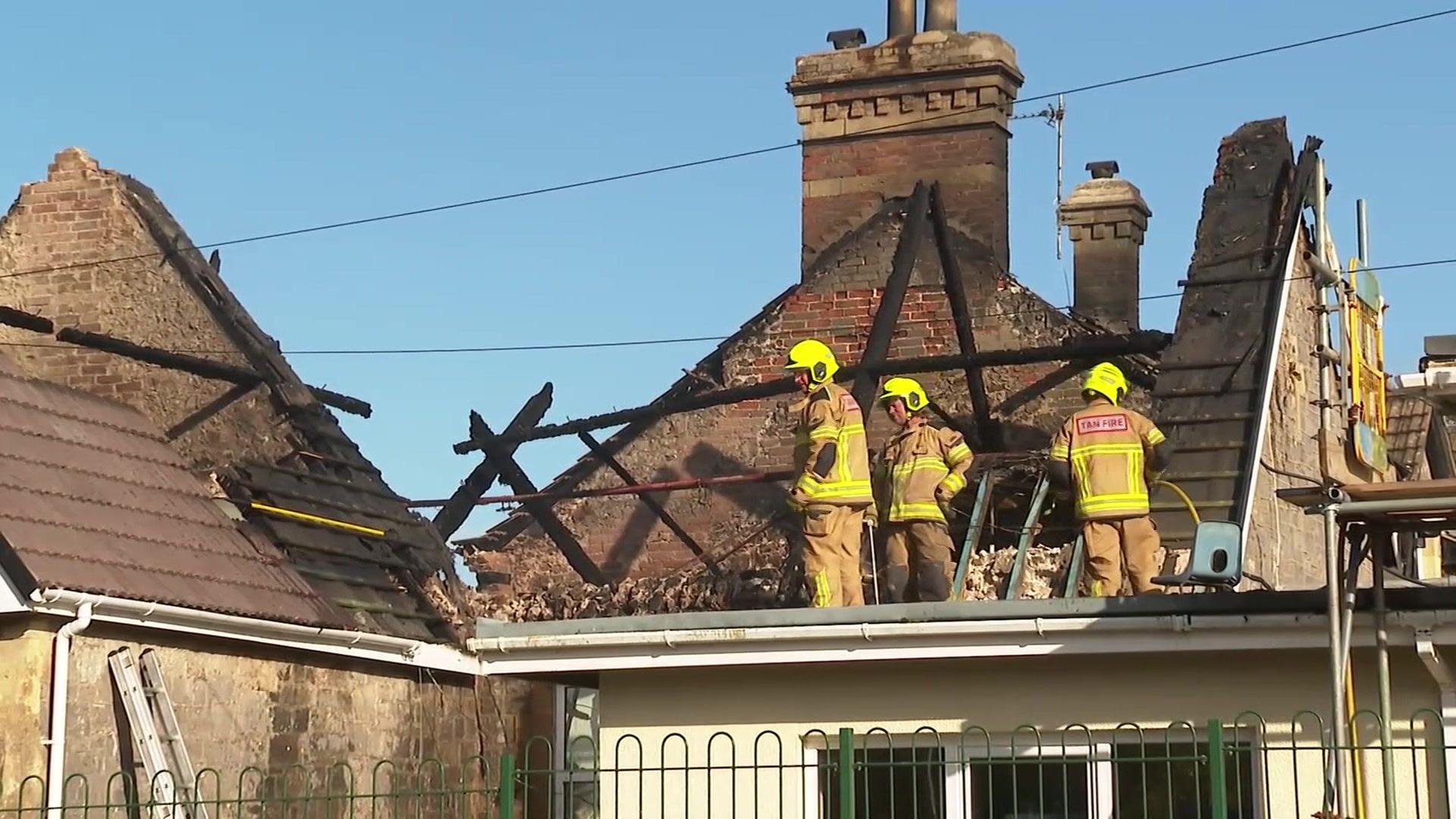 Swyddogion tân yn ymateb wedi'r dinistr i Ysgol Manorbŷr