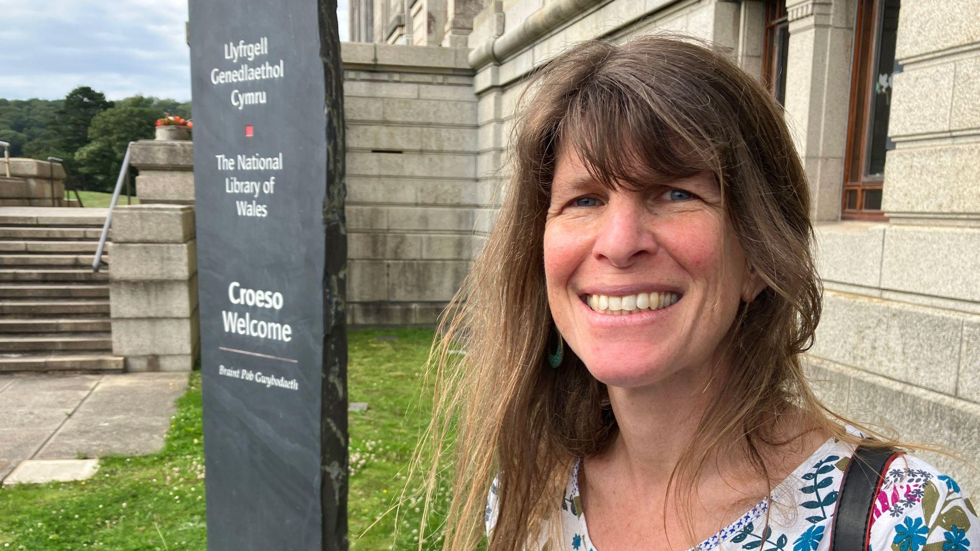 Llun o Dr Geraldine Lublin y tu allan i Lyfrgell Genedlaethol Cymru