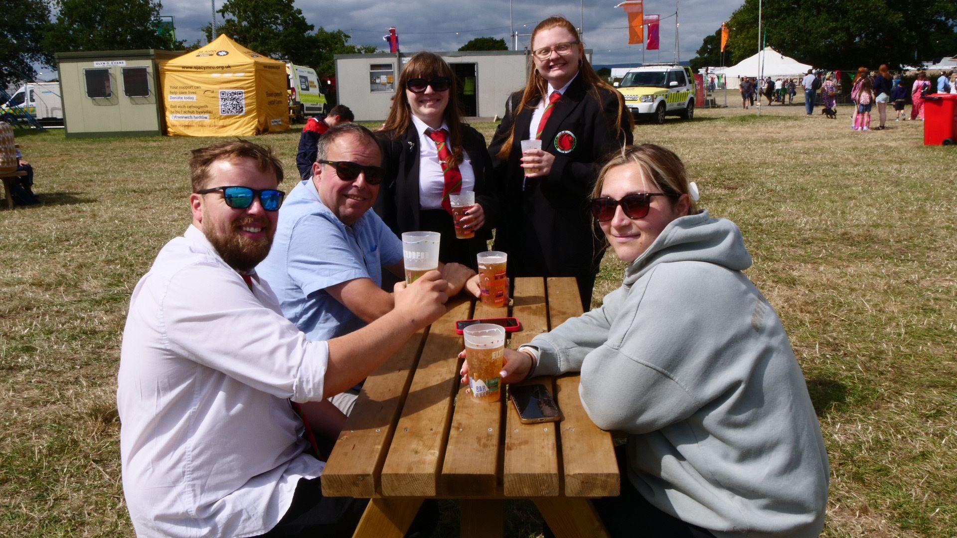 Iechyd Da gan Fand Pres Wrecsam sy'n falch o gystadlu a chefnogi eu prifwyl nhw
