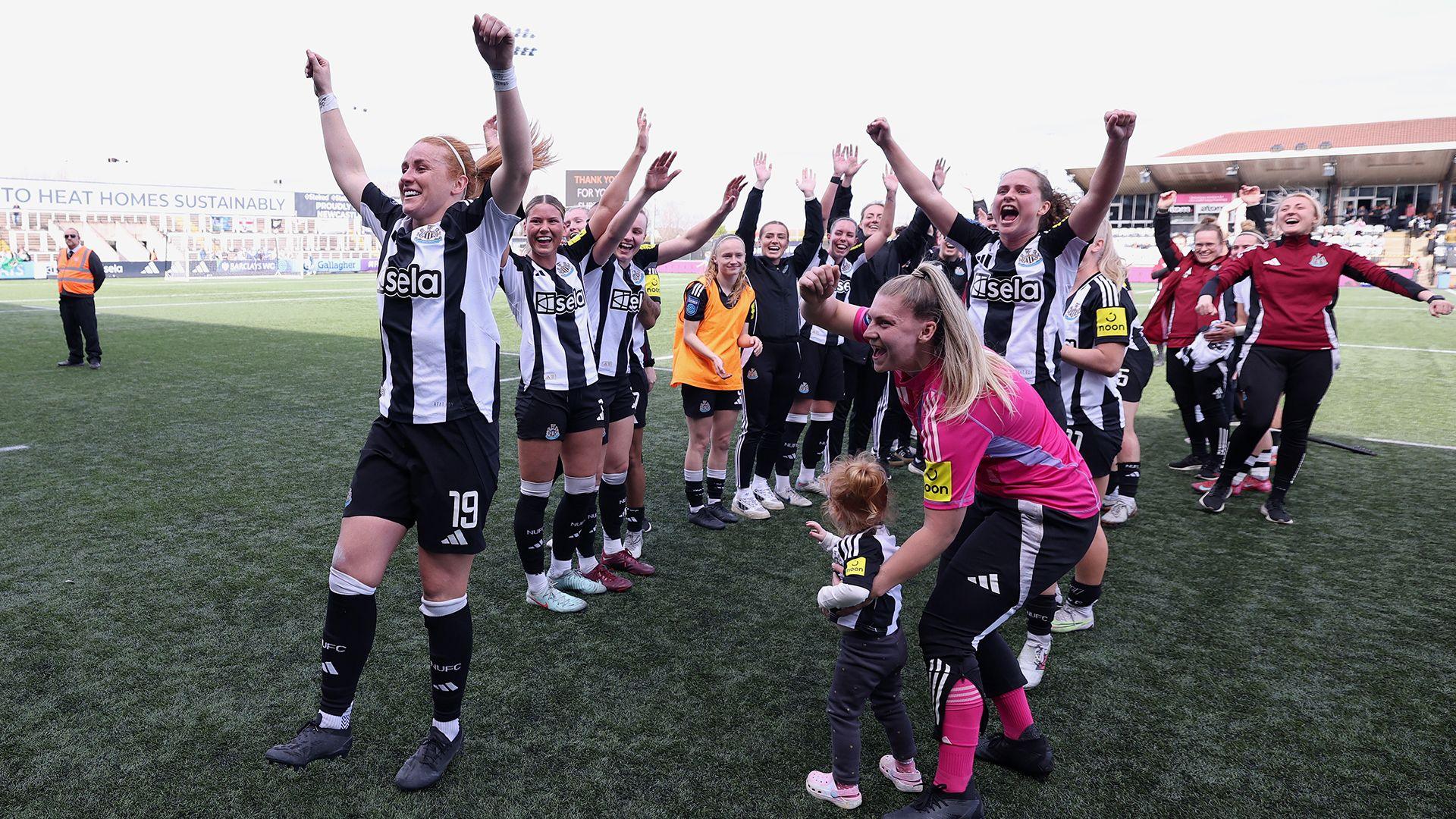 Rachel Furness receives a guard of honour from her team-mates