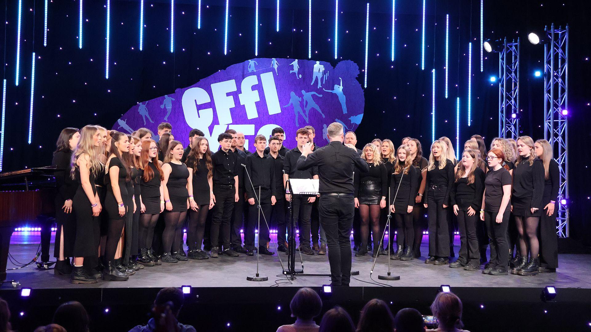 Côr Cymysg Meirionnydd ar y llwyfan